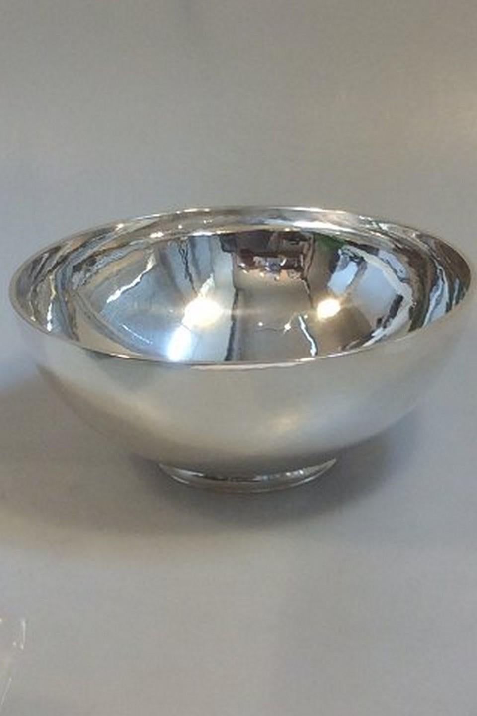 Georg Jensen sterling silver bowl by Harald Nielsen no 547 B

Measures 18.3cm diameter and 8cm high ( 7.2