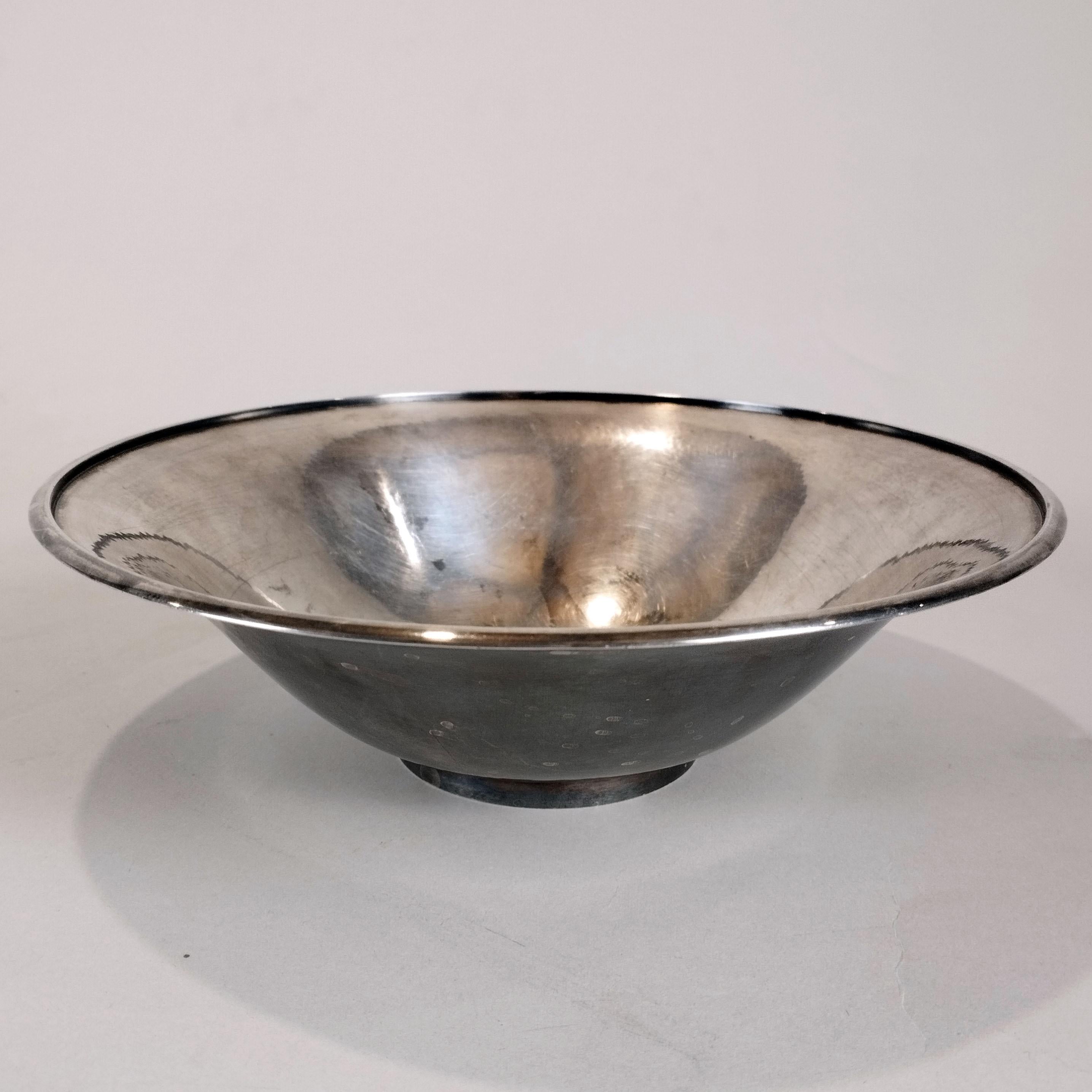 Un cuenco de plata de ley de Georg Jensen. El cuenco redondo de superficie plana, borde evertido y base anillada está marcado en el fondo con el sello post-4915 y numerado 430B.

Peso: 431 g.

Georg Jensen es una empresa de diseño danesa fundada por