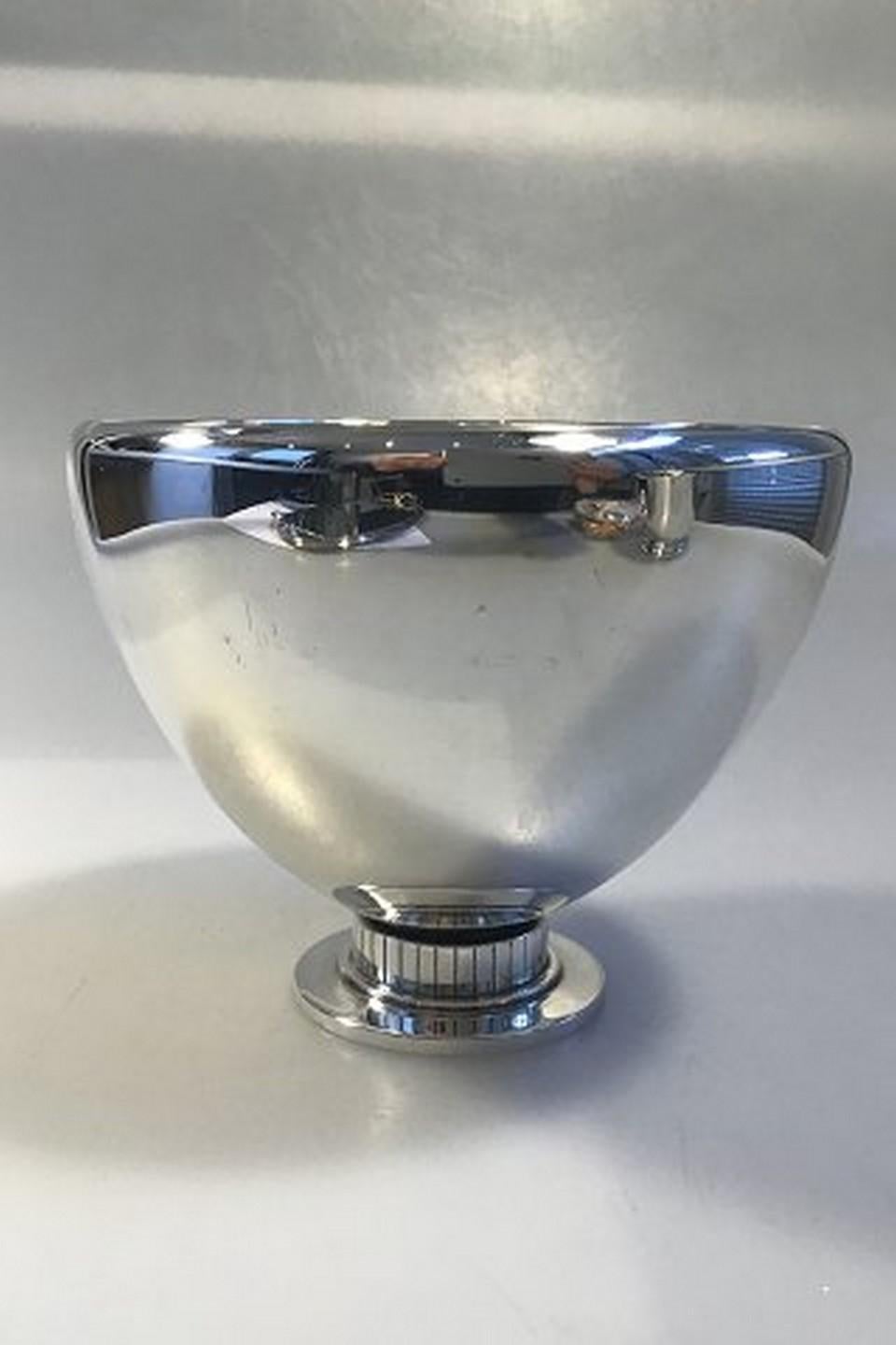 Georg Jensen sterling silver bowl no 918 Design Jørgen Jensen Measures height 10 cm (3 15/16 in) diameter 12.5 cm(4 59/64 in) Weight 277 gr/9.77 oz
Item no.: 449419.