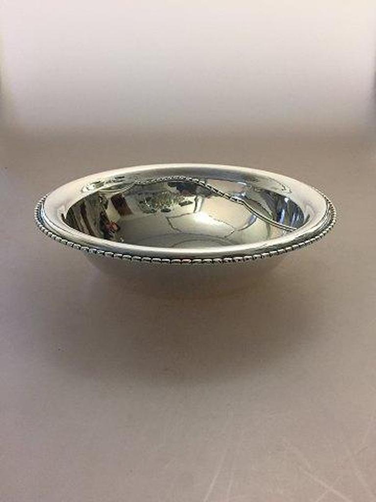 Georg Jensen sterling silver bowl with room devider No 290L. 

Measures 25,5cm.
