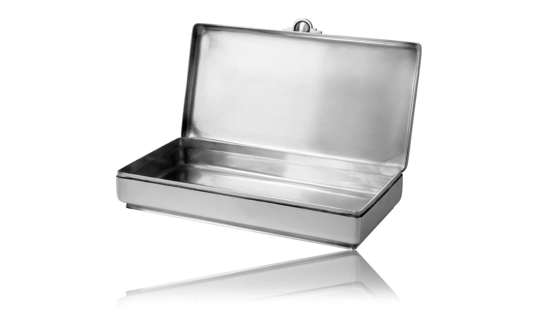 Caja de plata de ley Georg Jensen vintage, diseño nº 962B de Jorgen Jensen (1946)

Esta elegante caja de plata de ley, diseñada por Jorgen Jensen en 1946, muestra una artesanía exquisita. La tapa abatible presenta un asa de inspiración Art Decó, y