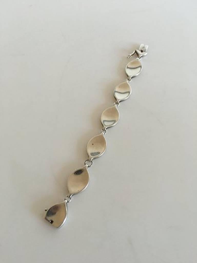 Georg Jensen Sterling Silver Bracelet No 171. Measures 16 cm / 6 19/64 in. Weighs 30 g / 1.06 oz.