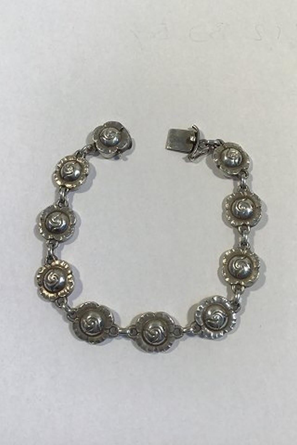 Georg Jensen Sterlingsilber-Armband Nr. 44. Maße 19,5 cm. (7 43/64 in)Gewicht 30.7 gr./1.08 oz
Artikel Nr.: 402309