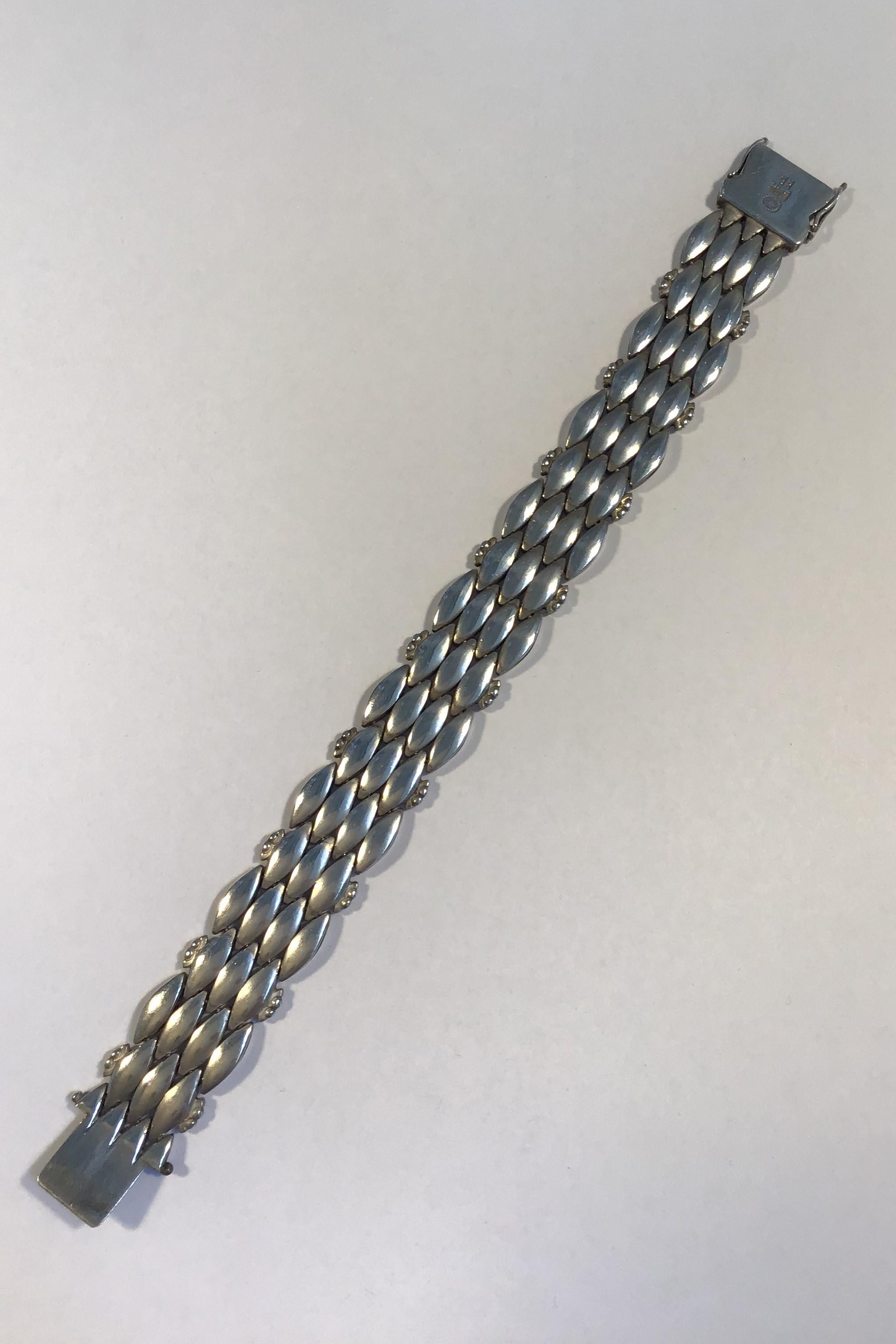 Georg Jensen Sterling Silver Bracelet No 86

Measures L 19.5 cm(7.67 in)
Weight 51.7 gr/ 1.82 oz