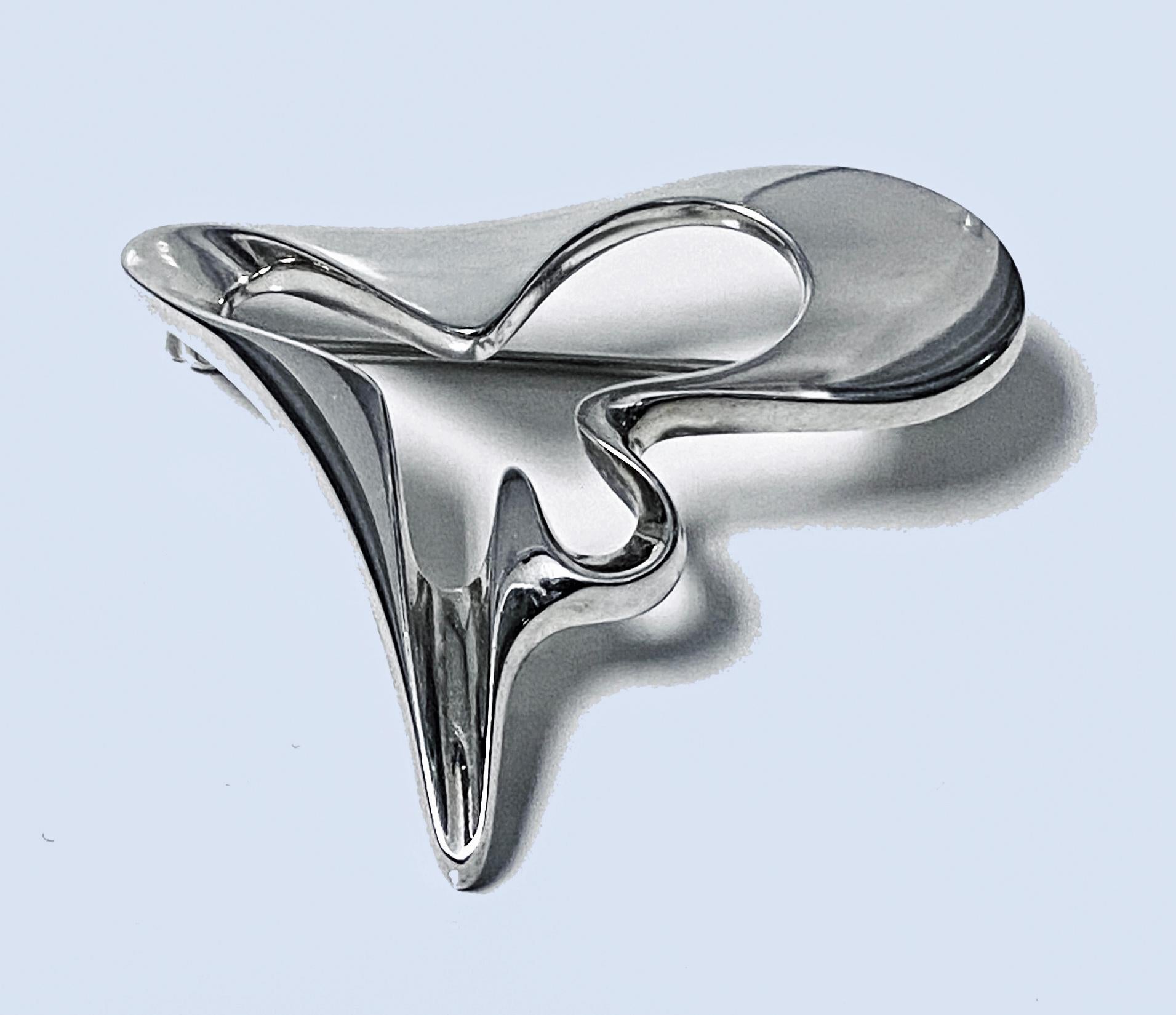 Broche Georg Jensen de plata de ley, diseño nº 324 de Henning Koppel. Mediados de siglo C.1960. Mide 1,75 x 1,50 pulgadas. Peso:12,11 gramos. Marcas Georg Jensen completas en el reverso y número de diseño 324.