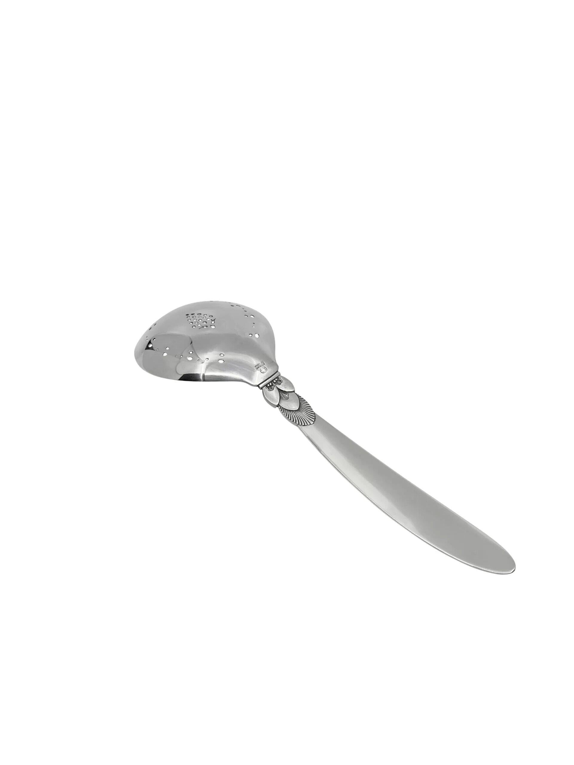 Cucchiaio a bacca grande in argento Georg Jensen, articolo #182 nel motivo Cactus, disegno #30 di Gundorph Albertus del 1926. Il manico è leggermente curvo e la ciotola del cucchiaio presenta un intricato motivo floreale ritagliato a mano per far