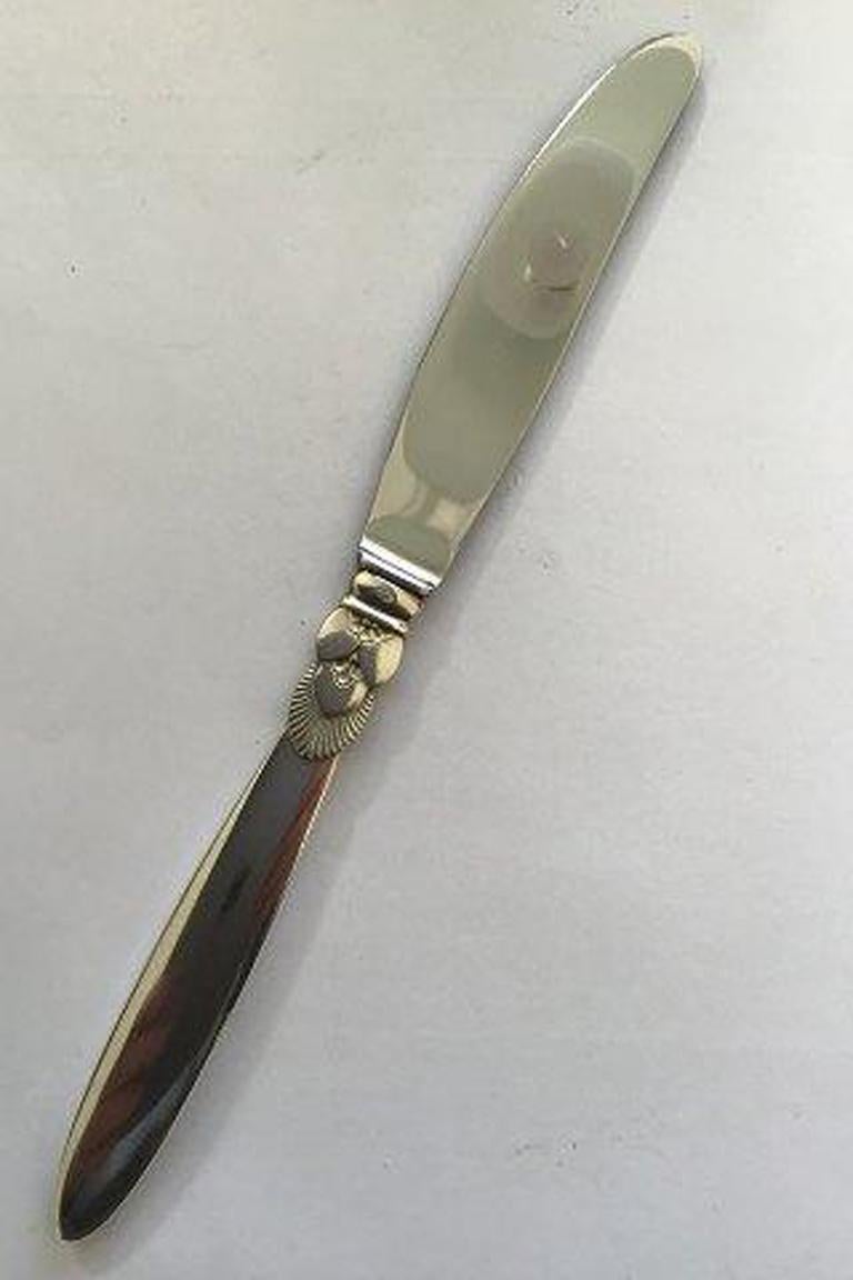 Georg Jensen sterling silver cactus dinner knife No 014 (Long Handle).

Measures 23.3 cm(9 11/64 in).
  