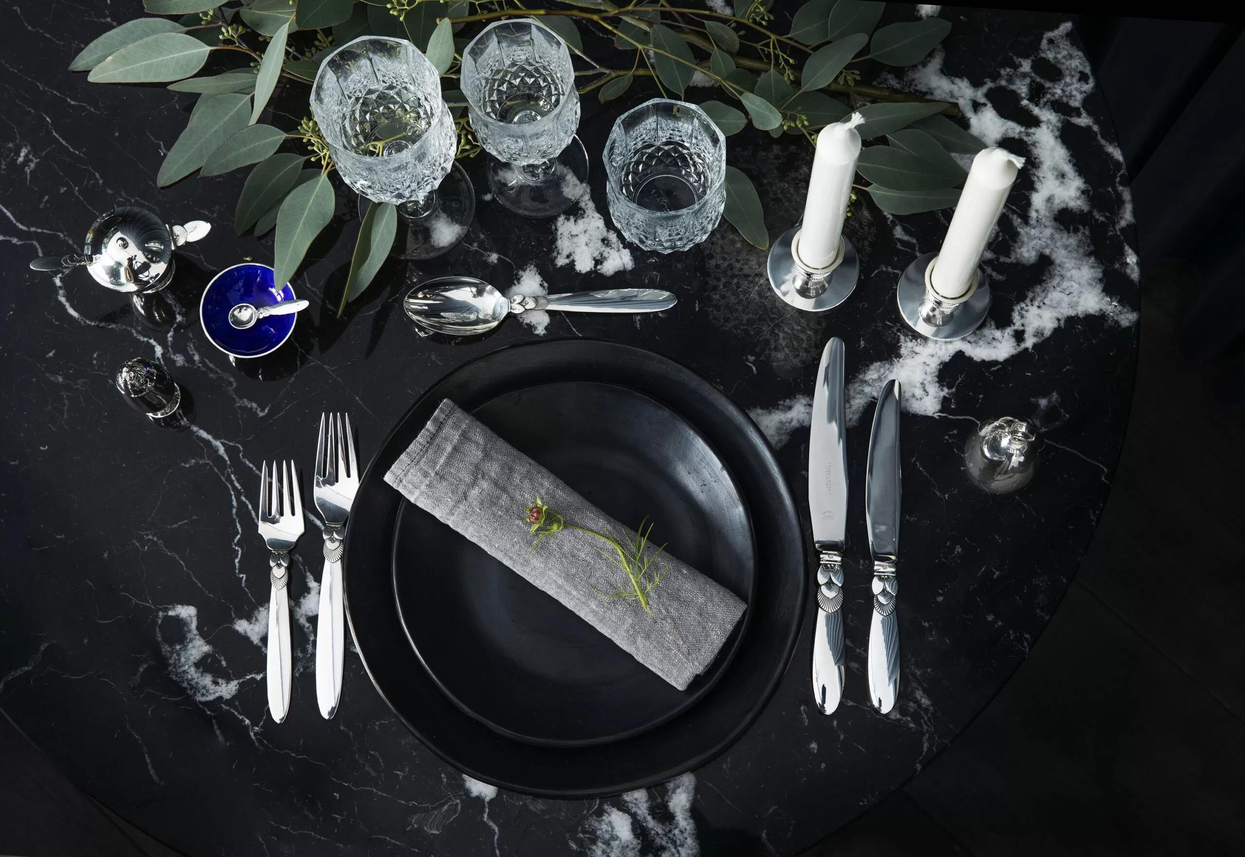 Servicio de cubiertos Cactus de Georg Jensen, de plata de ley, para doce personas. Fue creada por el escultor Gundorph Albertus en 1930. Las líneas son sencillas y fuertes, con detalles ornamentales de cactus estilizados. Un cubierto a medio camino
