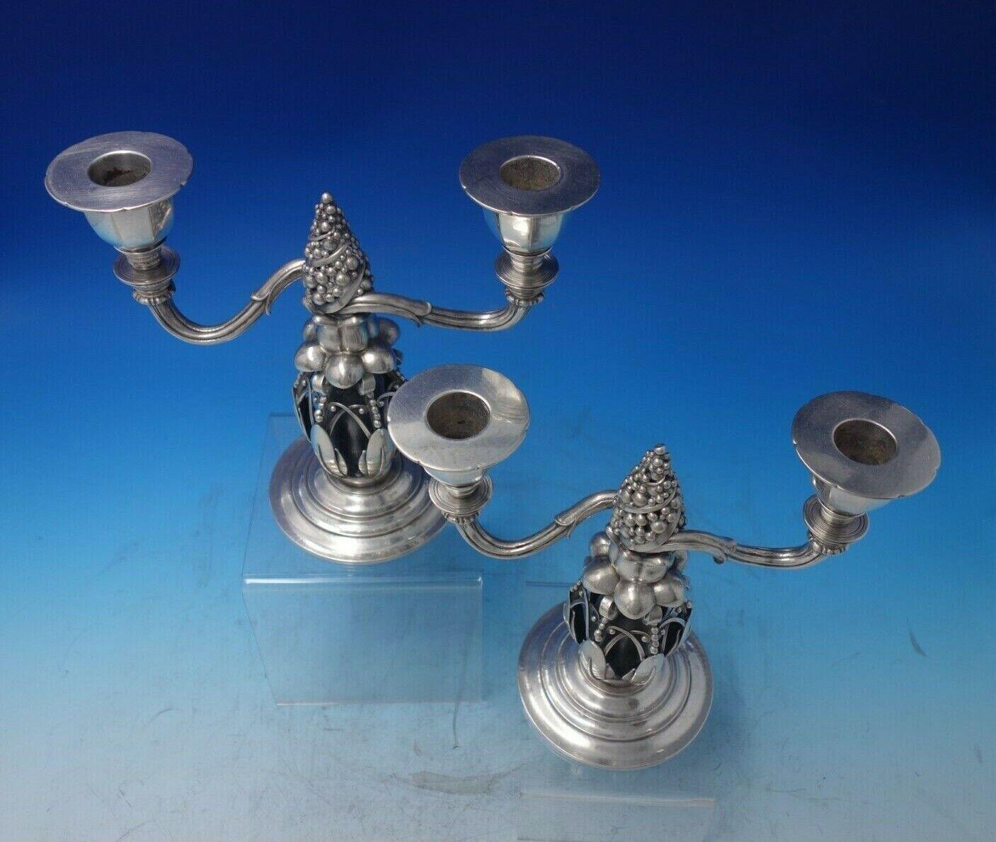 Georg Jensen

Rarissime paire de candélabres Georg Jensen à deux lumières, avec des cônes de sapin figurés et perlés, marqués #244. Les pièces mesurent 9