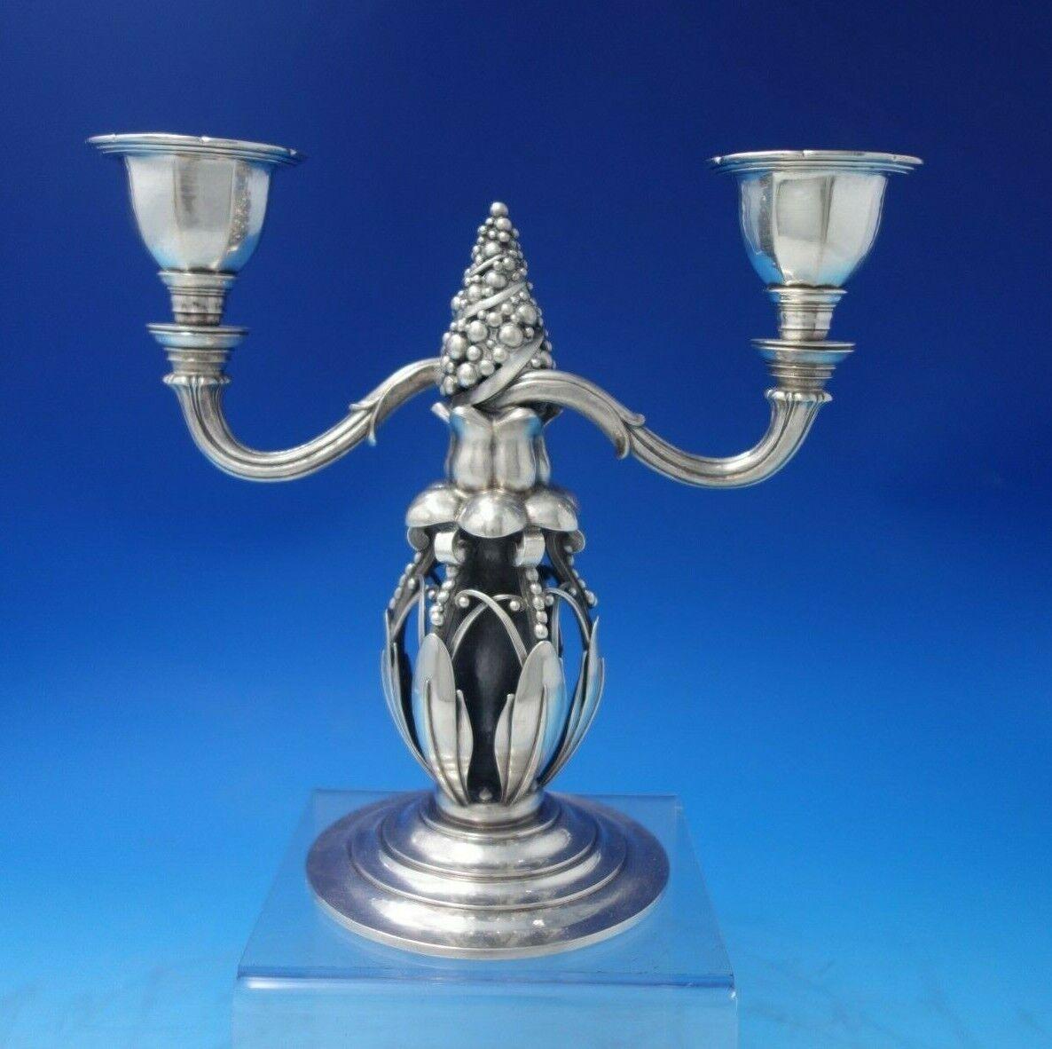 Danese Georg Jensen coppia di candelabri in argento Sterling a 2 luci con coni di abete #244 '#5890' in vendita