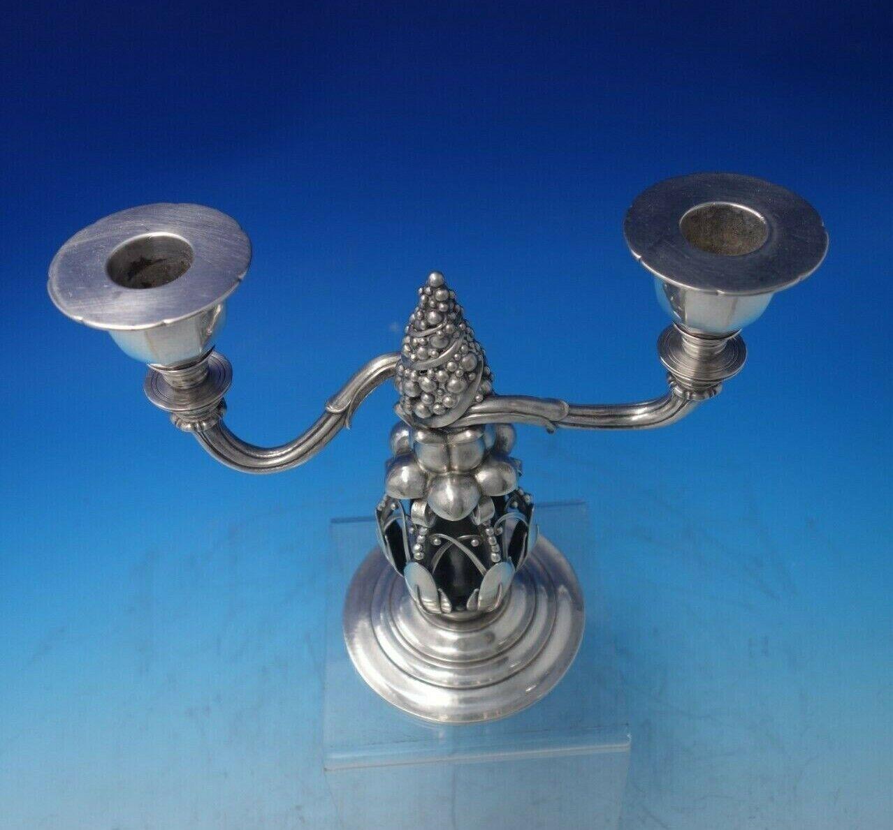 Georg Jensen coppia di candelabri in argento Sterling a 2 luci con coni di abete #244 '#5890' In condizioni ottime in vendita a Big Bend, WI