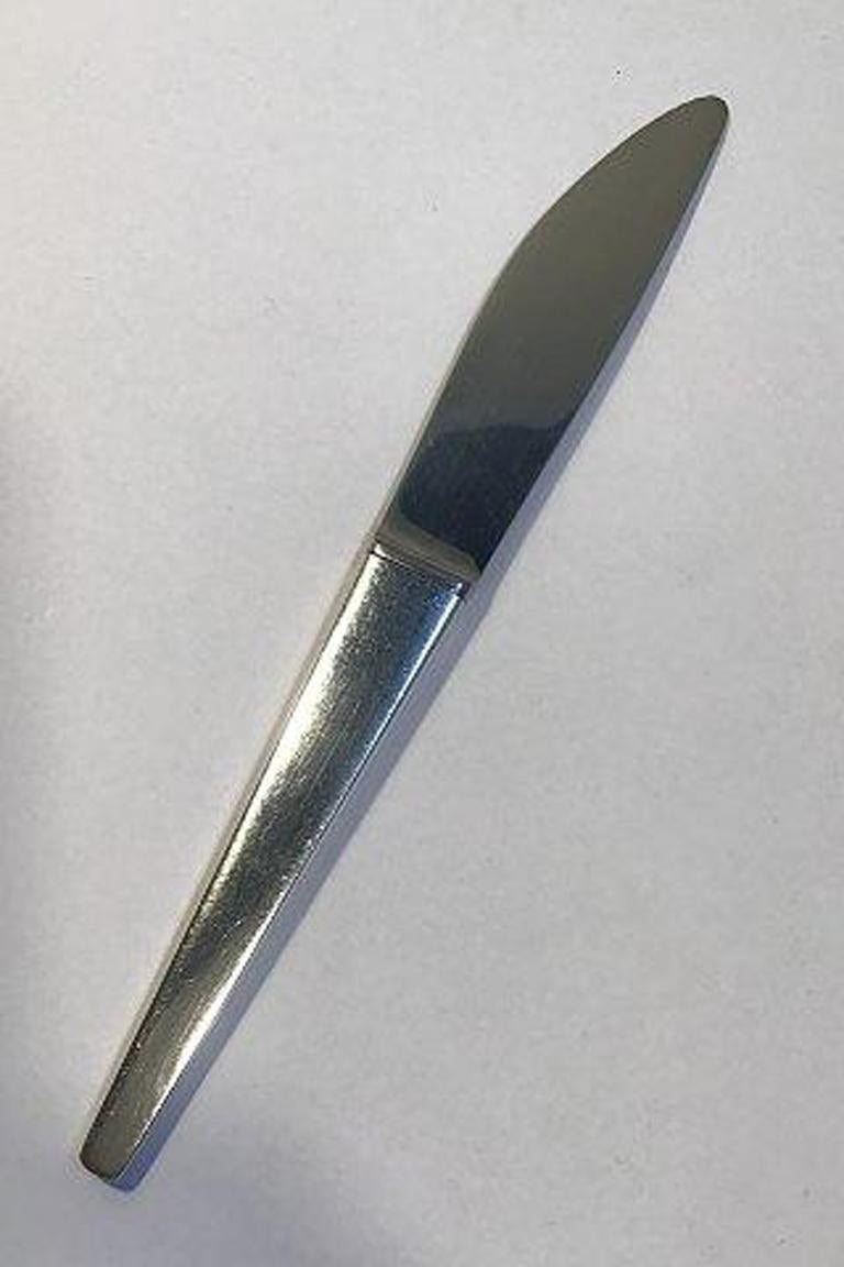 Georg Jensen sterling silver caravel dinner knife (serrated blade).

Measures 22 cm(8 21/32 in).
 