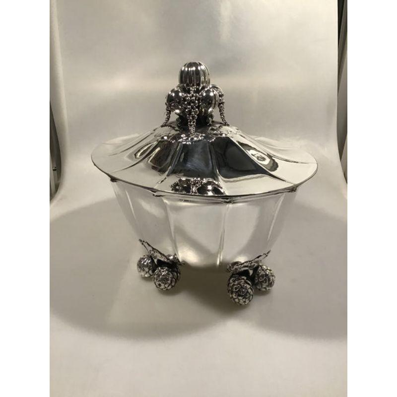 Georg Jensen Sterling Silver Centerpiece No 340 (1925-1933) Tureen 

Bowl with lid Measures H 32 cm x 28.5 cm x 35 cm) (12 5/8 in x 11 1/4 in x 13 3/4 in) Weight 3828gr 117.4 oz

(Gift to New York Bishop William T. Manning in 1931).