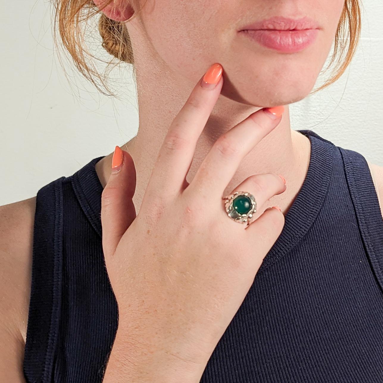 Un raffinato anello vintage di Georg Jensen.

In argento sterling.

Model No. 11A.

Progettato da Georg Jensen.

Lunetta incastonata con un crisoprasio cabochon.

Con un marchio di fabbrica post-1945.

Sul retro è presente il marchio Georg Jensen /