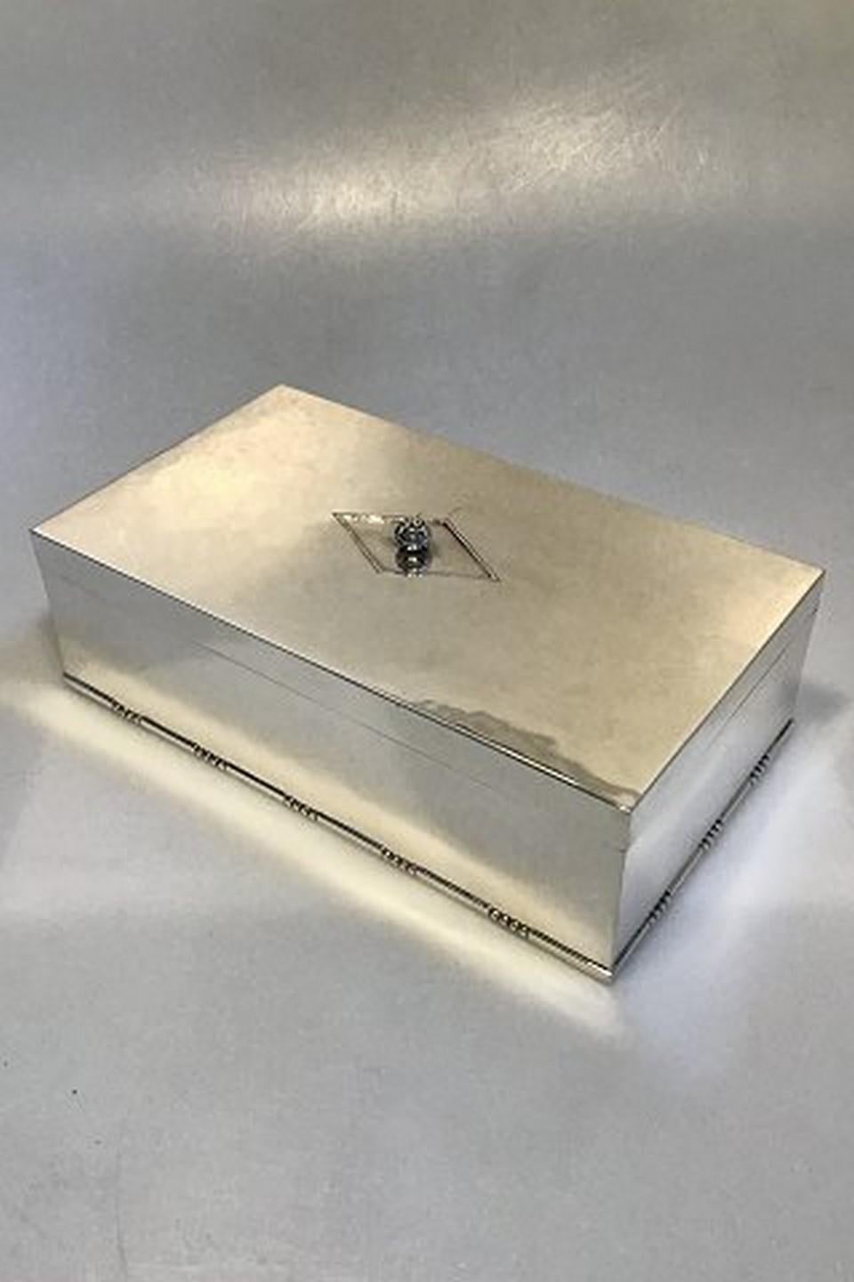 Georg Jensen sterling silver cigar box/humidor No 329A wodden lining
Measures: 22.5 cm / 8 55/64 in. x 13 cm / 5 1/8 in. x 7 cm / 2 3/4 in.
Weight 1130 gr/39.85 oz
Item no.: 377623.