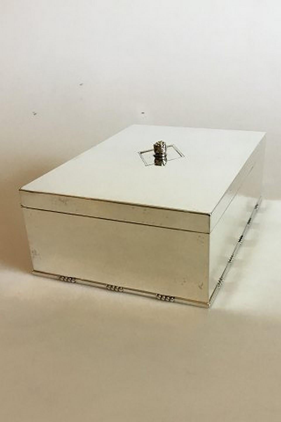 Georg Jensen sterling silver cigar box / Humidor No 329B. Measures 21 cm x 15 cm x 7.5 cm / 8 17/64 in. x 5 29/32 in. x 2 61/64 in. Weighs 1199 g / 42.35 oz.
Item no.: 334600.