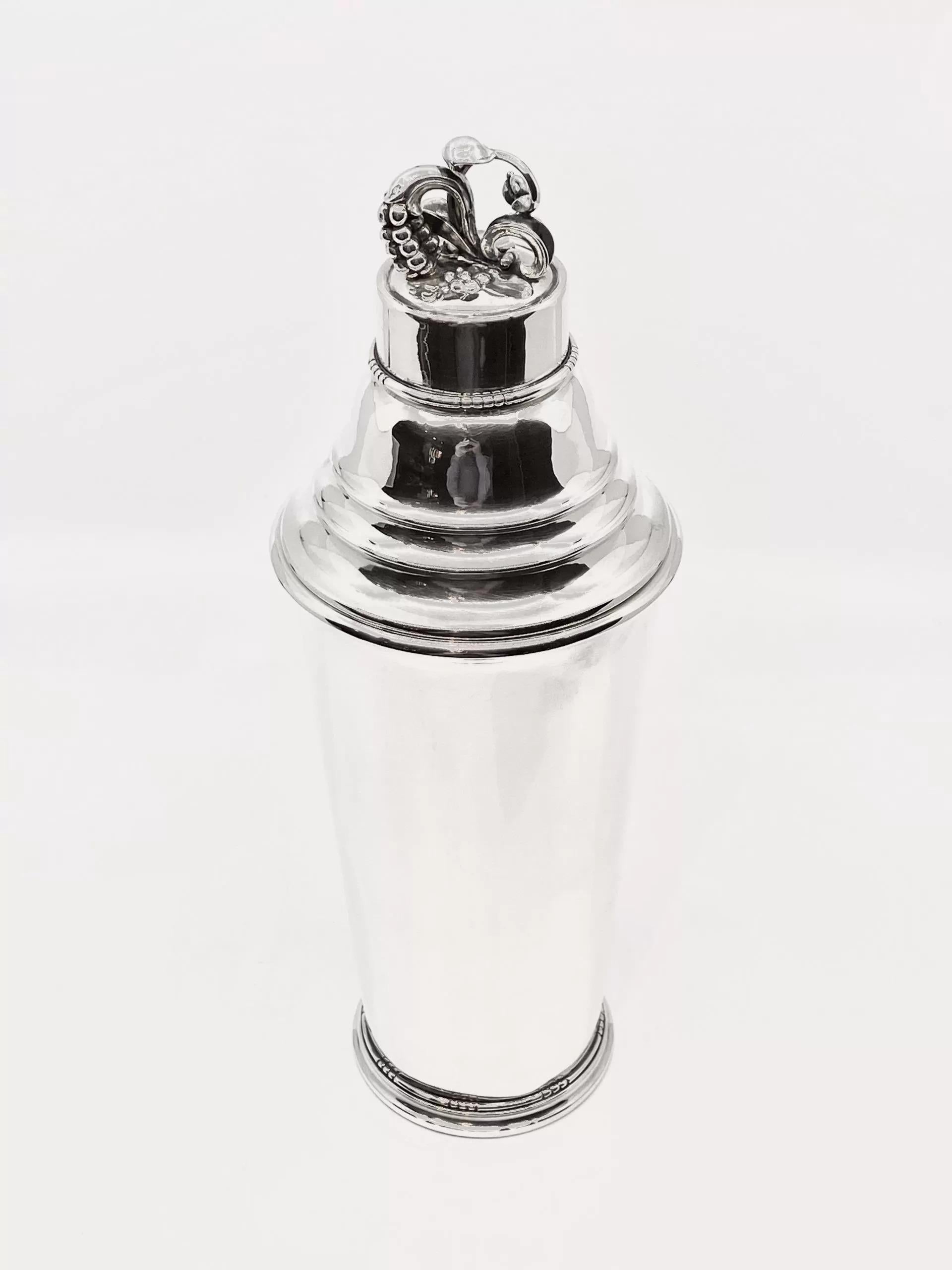Exceptionnel et rare shaker à cocktail extra-large en argent sterling Georg Jensen, design #462C par Harald Nielsen, conçu à l'origine en 1926. Le Shakers se caractérise par un corps cylindrique effilé reposant sur un pied à gradins, offrant à la