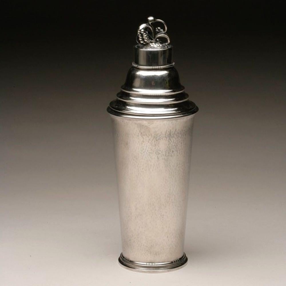 Georg Jensen sterling silver cocktail shaker No. 462C by Harald Nielsen, large

Sterling silver art deco cocktail shaker designed by Harald Nielsen for Georg Jensen. Spot-hammered surface, stepped domed cover with intricate openwork leaf and berry