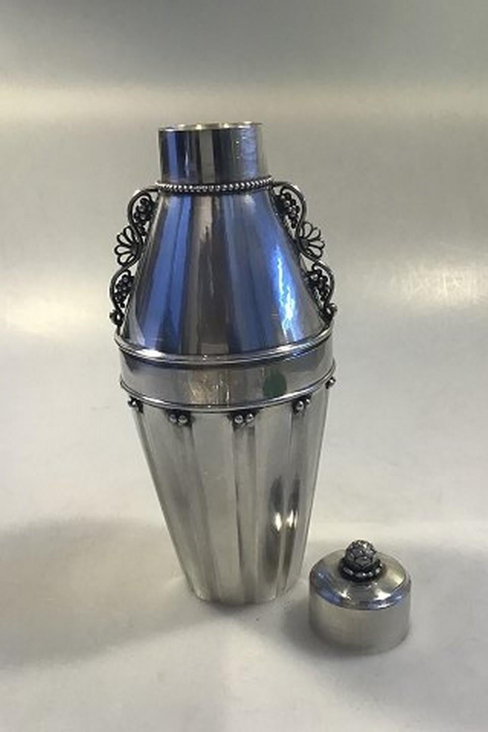 Georg Jensen Sterling silver cocktail shaker no 497A (Design Georg Jensen 1927) Measures H 24 cm(9 29/64 in)Weight 585 gr/20.64 oz
Item no.: 455682.