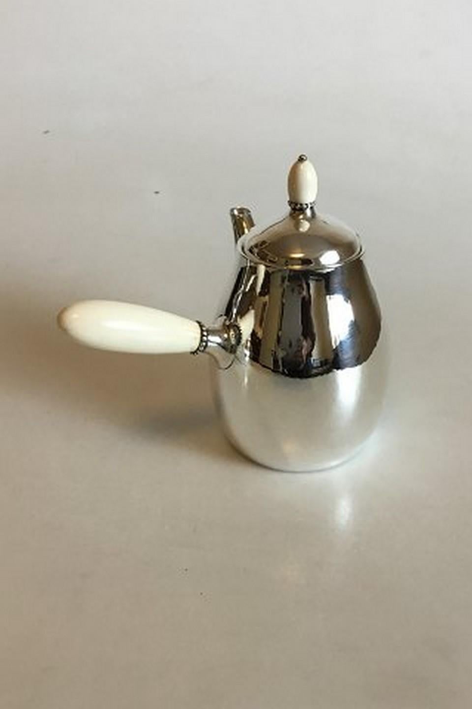 Georg Jensen sterling silver coffee pot no 80C. Måler 15 cm / 5 29/32 in. Weighs 302 g / 10.65 oz.
Item no.: 374174.