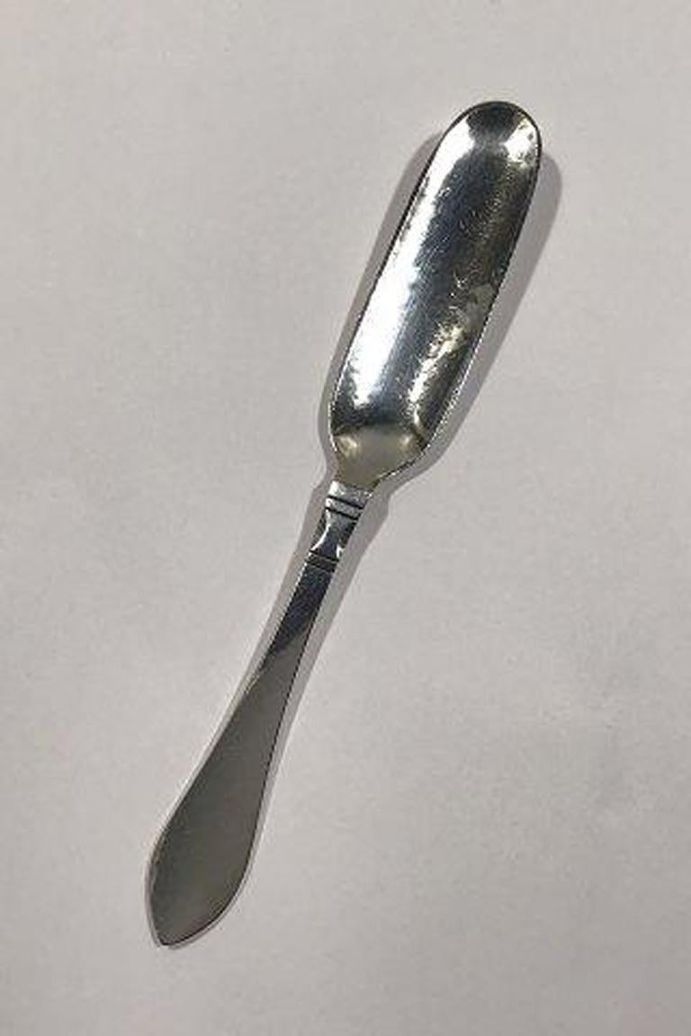 Cuchara continental para queso Georg Jensen de plata de ley nº 224.

Mide 18 cm (7 3/32 pulg.).
  