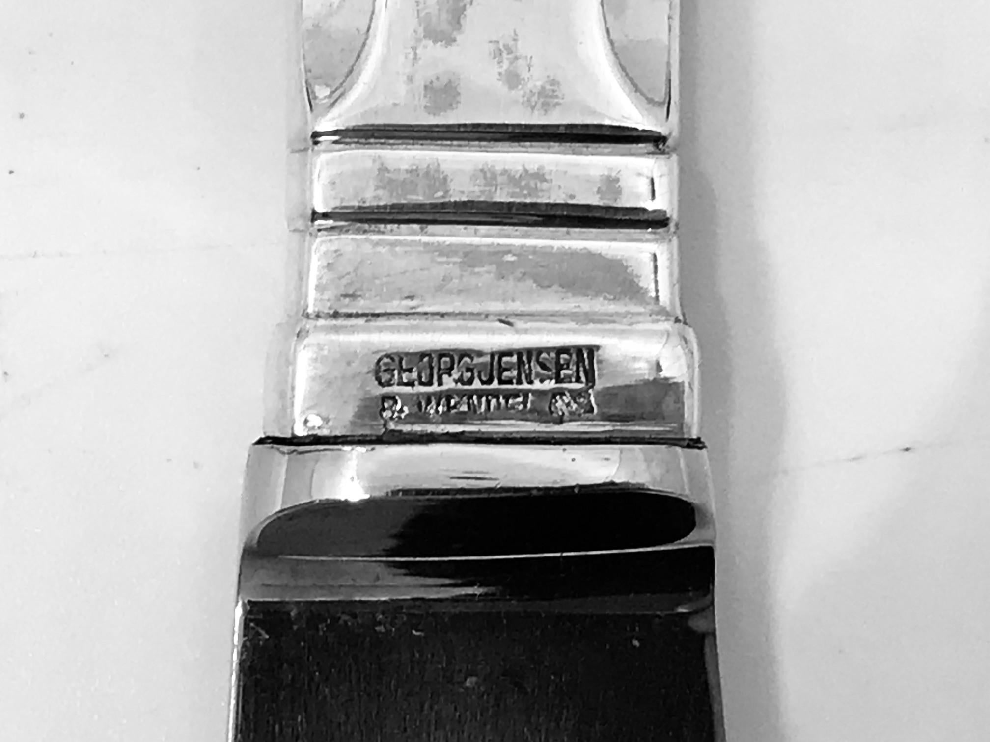 A Georg Jensen dinner knife with silver handle and stainless steel blade, item 013 in the Continental pattern, design #4 by Georg Jensen from 1906.

Additional information:
Material: Sterling silver, stainless steel
Styles: Art Nouveau
Hallmarks: