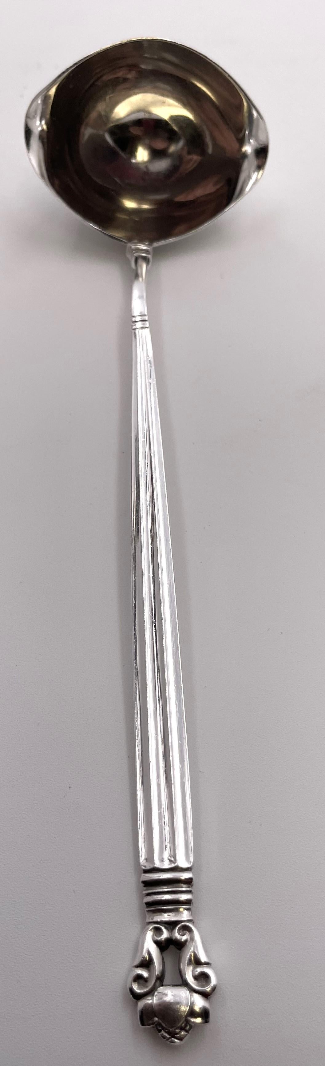 Schöpfkelle aus Sterlingsilber von Georg Jensen mit dem berühmten Eichelmuster. Es misst 7'' in der Länge und trägt Punzierungen wie abgebildet.

Der dänische Silberschmied Georg Jensen (1866-1935) gründete 1904 in Kopenhagen sein eigenes