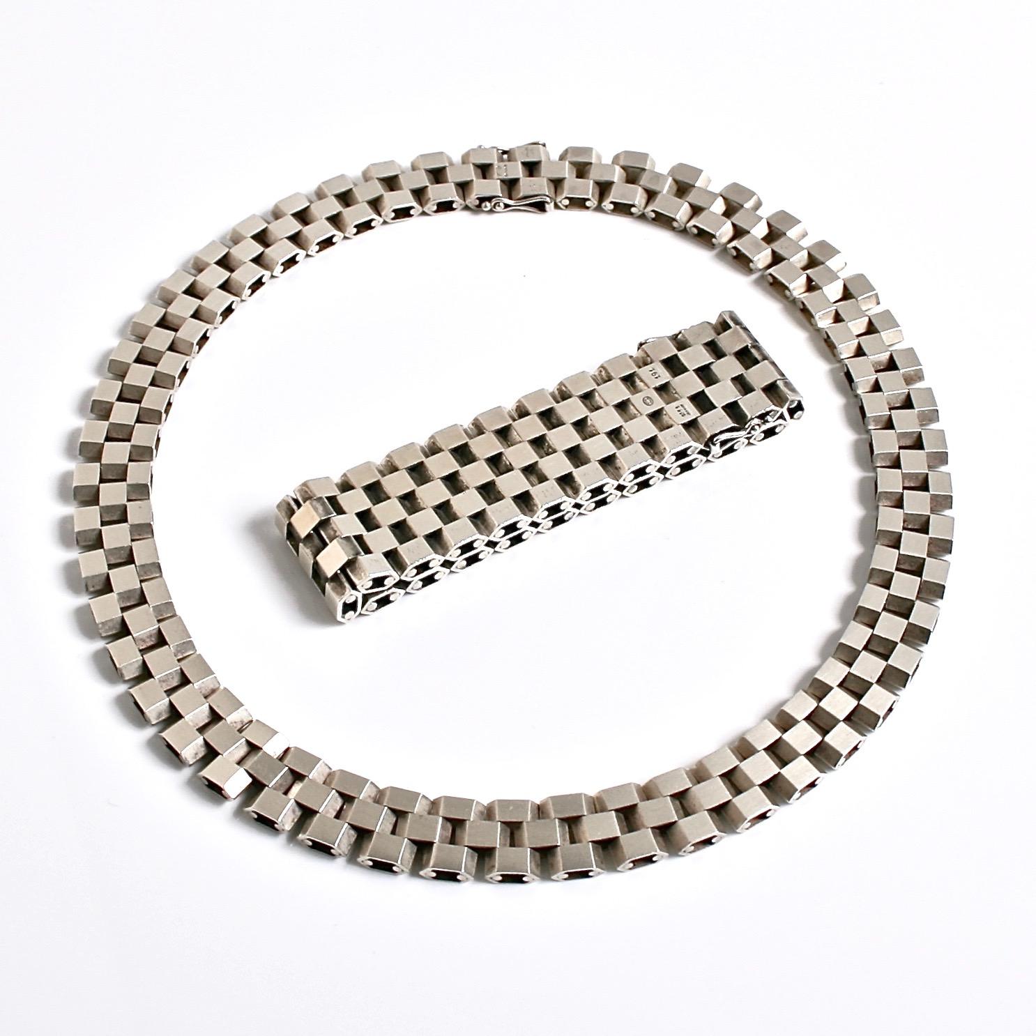 Georg Jensen original Würfelhalskette aus Sterlingsilber entworfen von Ernst Forsmann Dänemark ca. 1969
Design Nummer 191 früh gesucht Halskette Ich habe ein passendes Armband zur Verfügung
Verdeckter Verschluss mit 2 Sicherheitsverschlüssen
Wird in