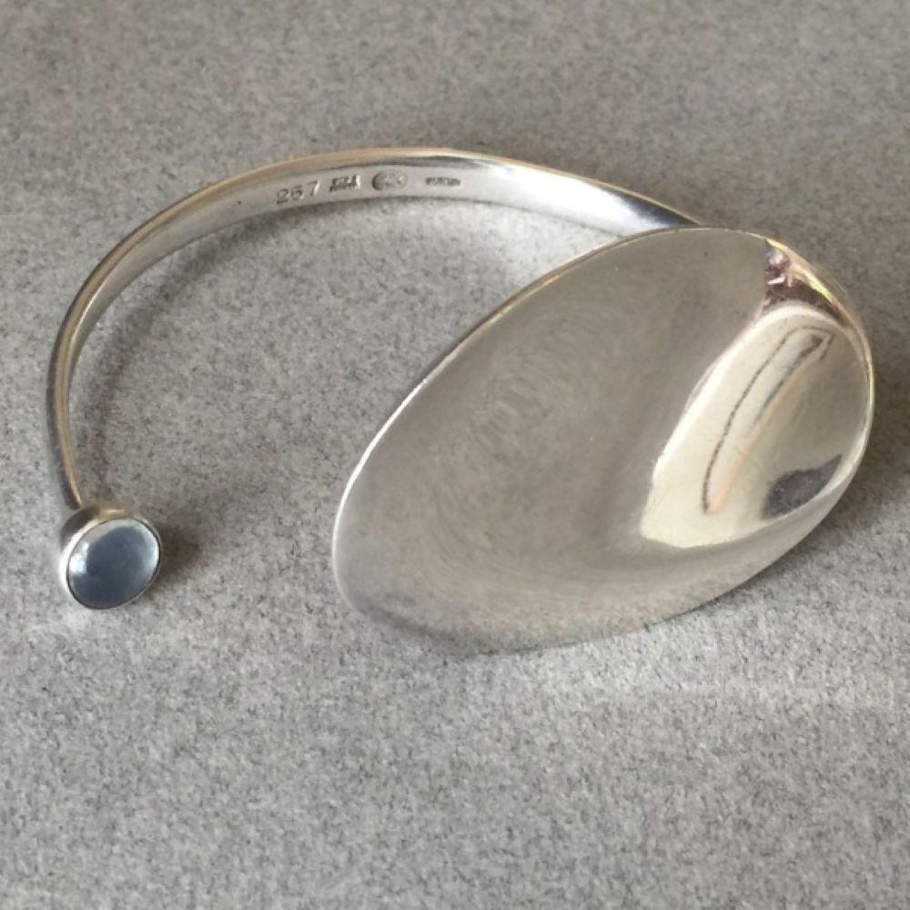 Georg Jensen Sterling Silver Cuff with Moonstone No. 257 by Vivianna Torun For Sale 1