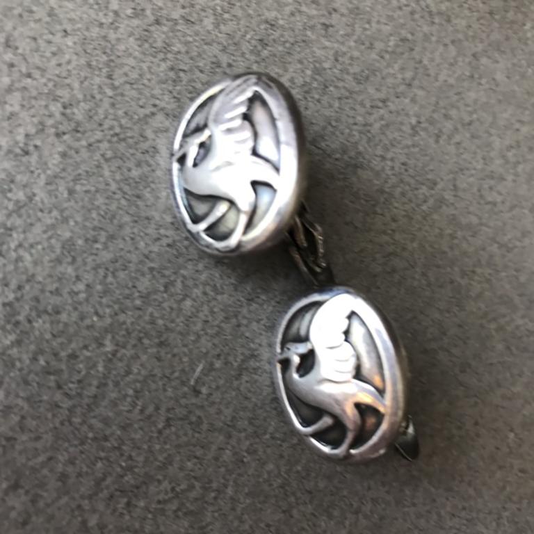 Georg Jensen Sterling Silver Cufflinks, No 30

Sterling silver oval cufflinks featuring an active bird.

 

Designer: Georg Jensen
Maker: Georg Jensen
Design #: 30
Circa: 30's
Dimensions: .875