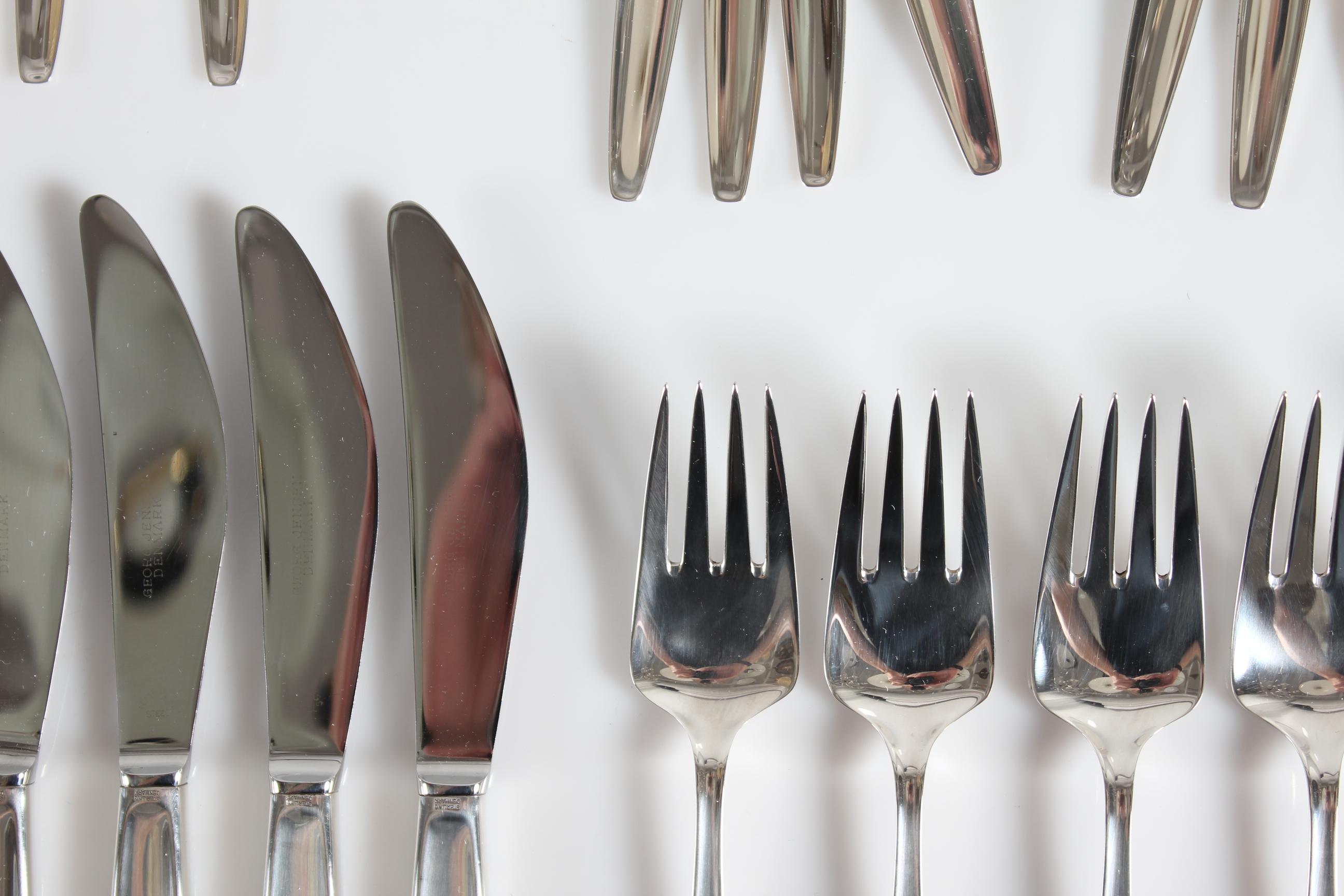 Georg Jensen silver Denmark Cypres cutlery set for 8 persons in sterling silver designed by Tias Eckhoff in 1952.

The set includes:
8 dining knives, length 22.3 cm
8 dining forks, length 19 cm 
8 dining spoons, length 19.5 cm
8 cake forks,