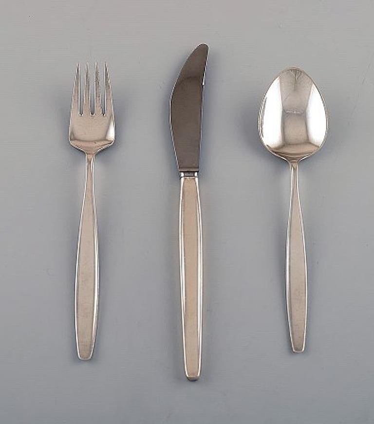 Georg Jensen sterling silver 'Cypress' Cutlery. Full dinner service, 36 pieces for 12 persons
Comprising: 12 dinner knives, 12 table spoons, 12 dinner forks.
Dinner knife measures 22.5 cm.
In perfect condition.
Stamped.