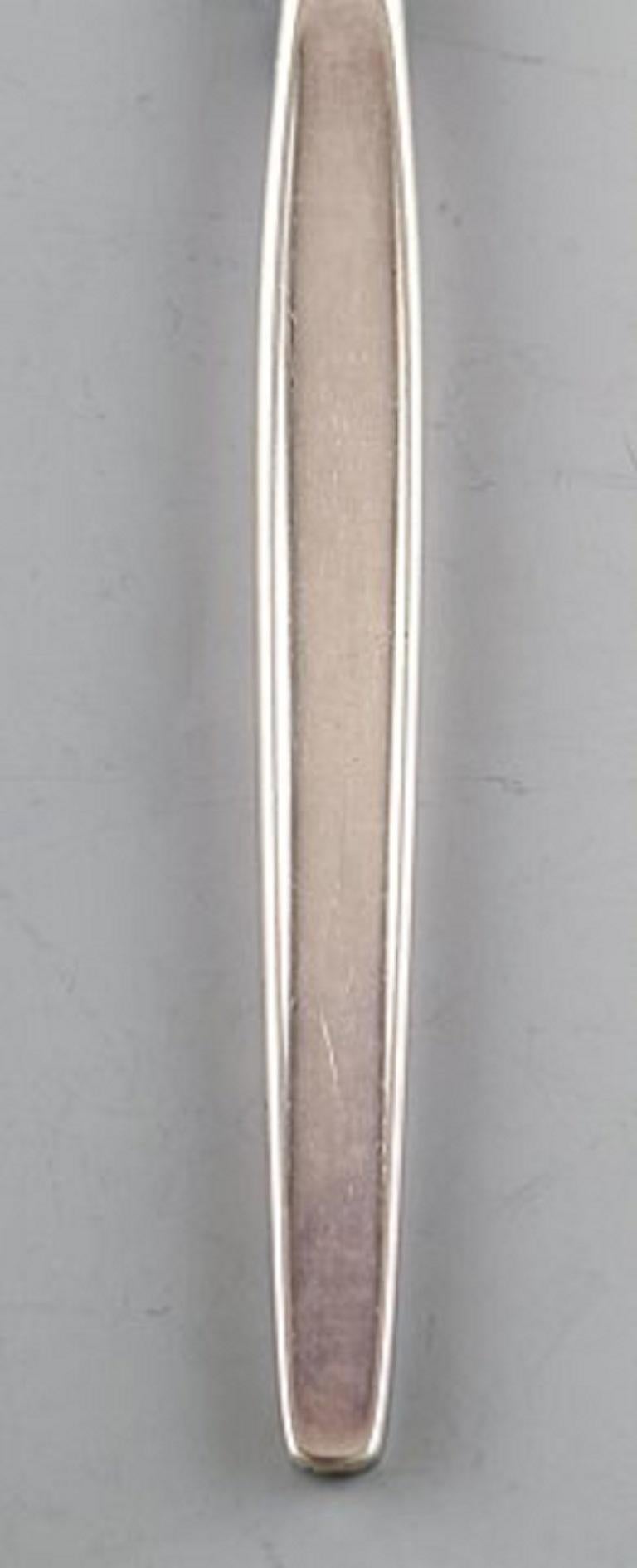 Georg Jensen sterling silver cypress dinner knife.
Measures: 22.5 cm.
In perfect condition.
Stamped.
Designed by Tias Eckhoff 1952-1953 For Georg Jensen Silversmith, Denmark. Cypress pattern no. 99.
4 pieces in stock.