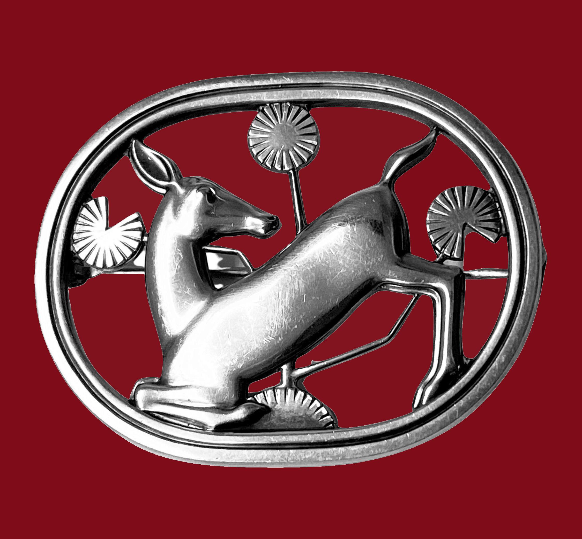 Georg Jensen Sterlingsilber-Hirschbrosche, nach 1945. Ovale, gepunktete Punze von Georg Jensen, 925 Sterling Dänemark und Designnummer 256, vollständig gestempelt. Entworfen von Arno Malinowski für Georg Jensen. Die Brosche in ovaler Form stellt