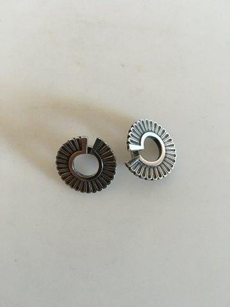 Georg Jensen sterling silver ear clips no 92. After 1945.

Measures 2 cm / 0 25/32 in. dia. Weighs 9 g / 0.30 oz.