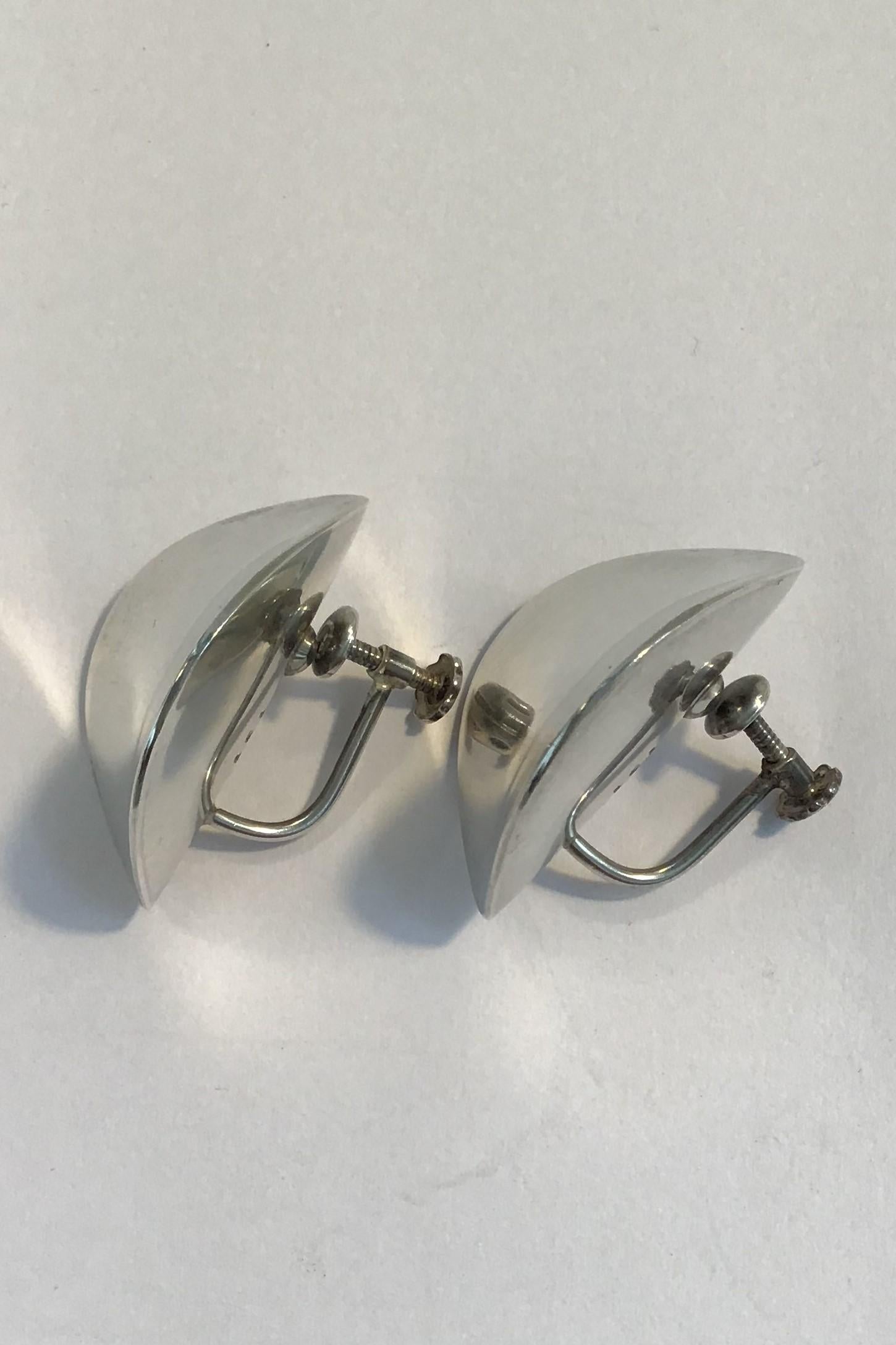 Georg Jensen Sterling Silver Ear Rings (screws) No 131 

Measures 2.5 cm x 3 cm(0.98 in x 1.18 in) 
Weight 16.5 gr/0.58 oz
Designed by Nanna Ditzel