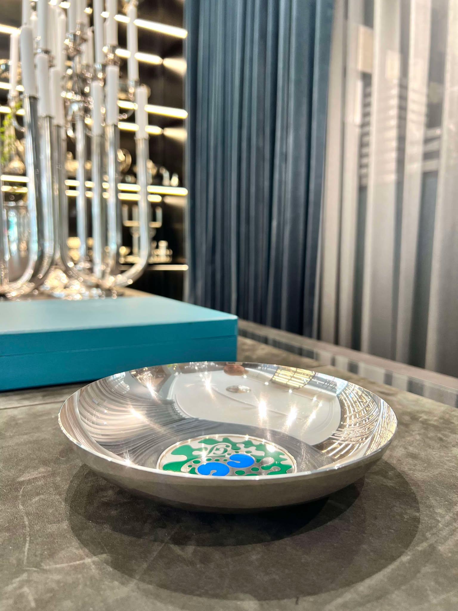 Un bol en argent sterling de Georg Jensen du milieu du siècle, conçu par Henning Koppel en 1979. Koppel a conçu ce bol pour le 75e anniversaire de la société Georg Jensen. Le bol moderne très lourd avec émail bleu et vert et un GJ pour Georg Jensen.