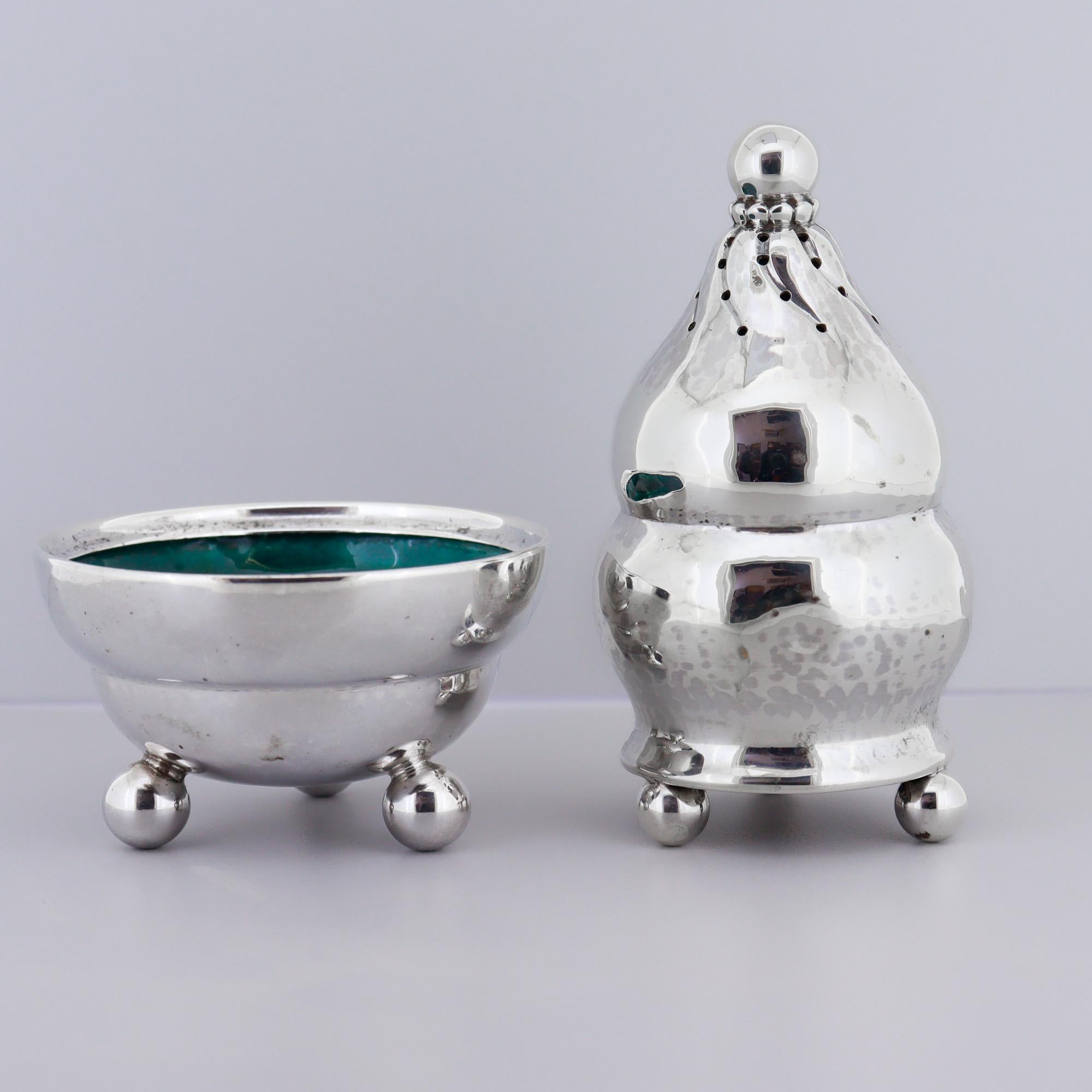Scandinave moderne Paire de poivrières et de salières en argent et émail de Georg Jensen #410 en vente
