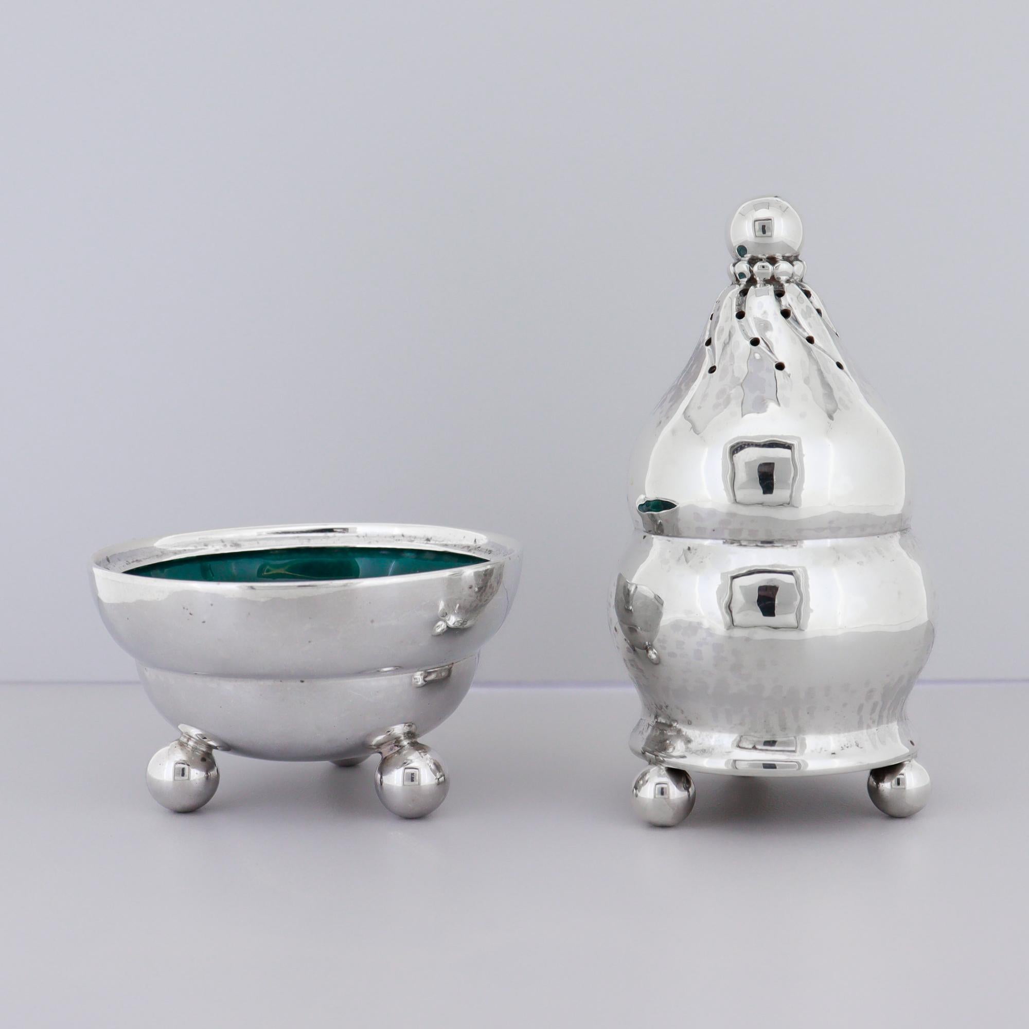 Paire de poivrières et de salières en argent et émail de Georg Jensen #410 Bon état - En vente à Philadelphia, PA