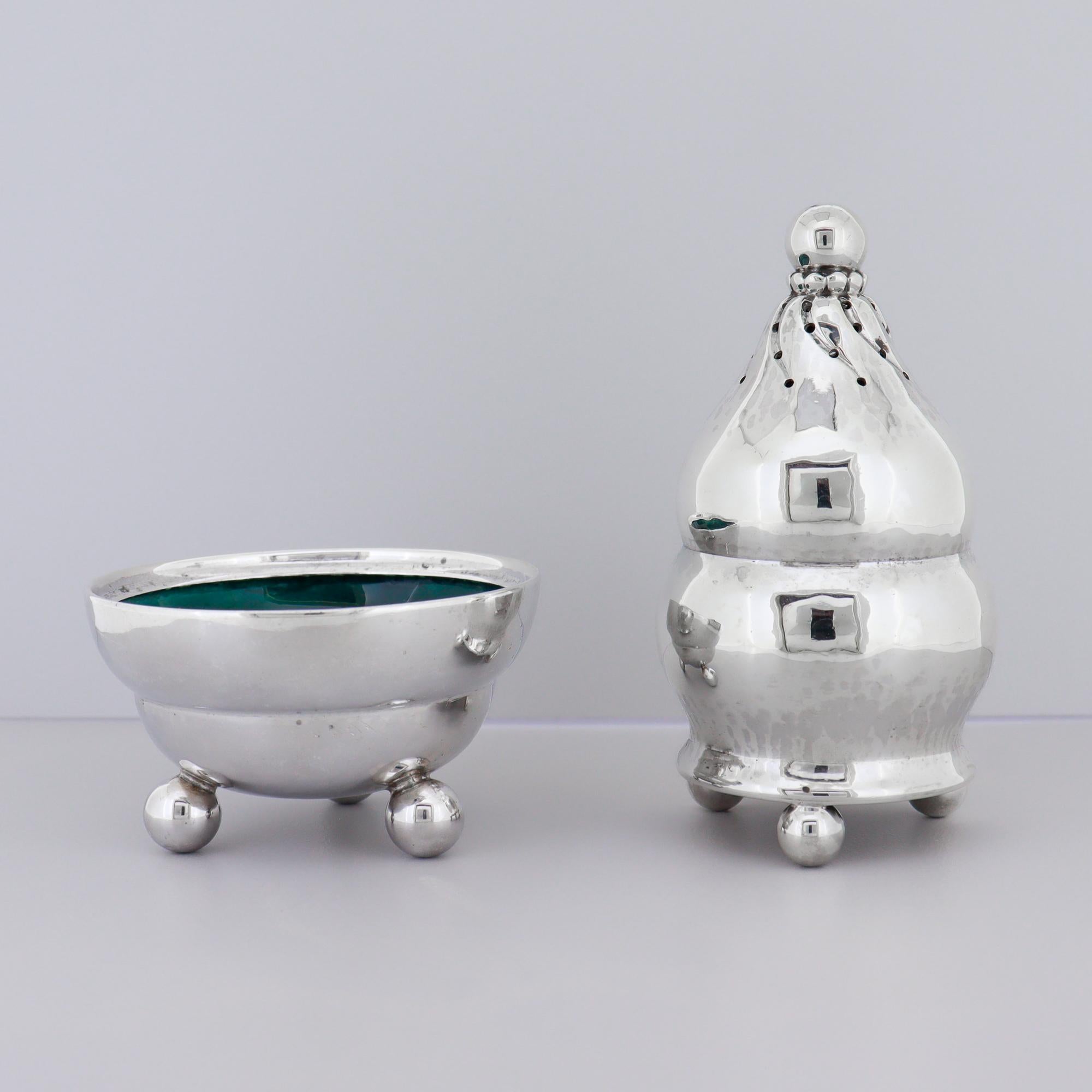 20ième siècle Paire de poivrières et de salières en argent et émail de Georg Jensen #410 en vente