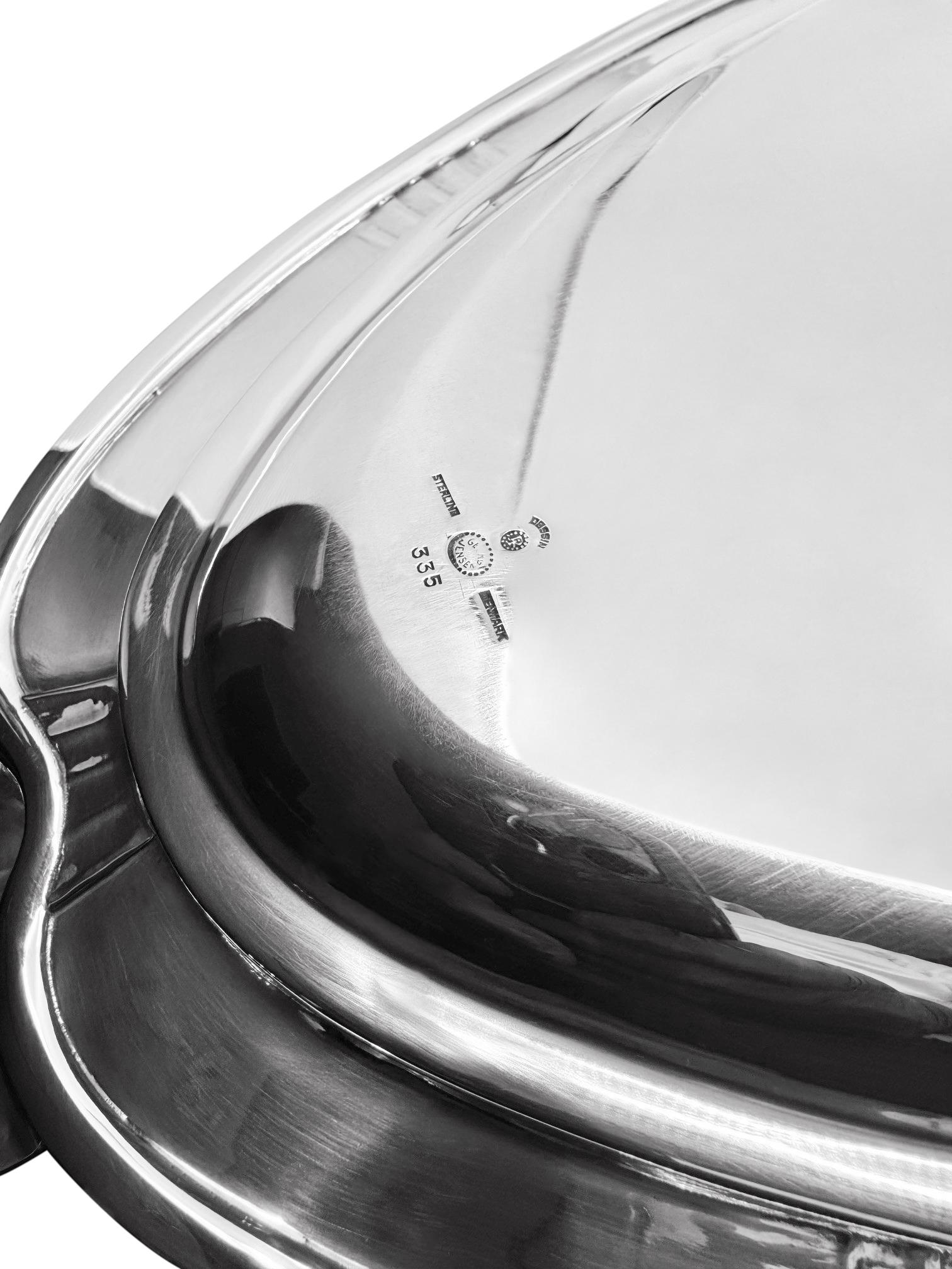 Metà XX secolo Piatto e coperchio a forma di pesce in argento sterling di Georg Jensen, Design/One 335 in vendita