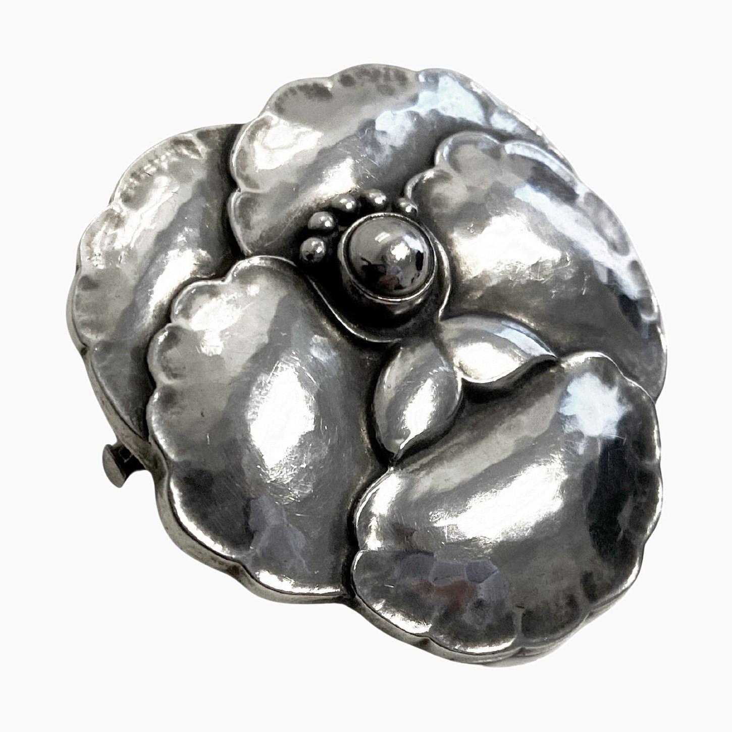 Georg Jensen Sterling Silver Flower Brooch # 113, Denmark 1933-44 In Good Condition In Toronto, ON