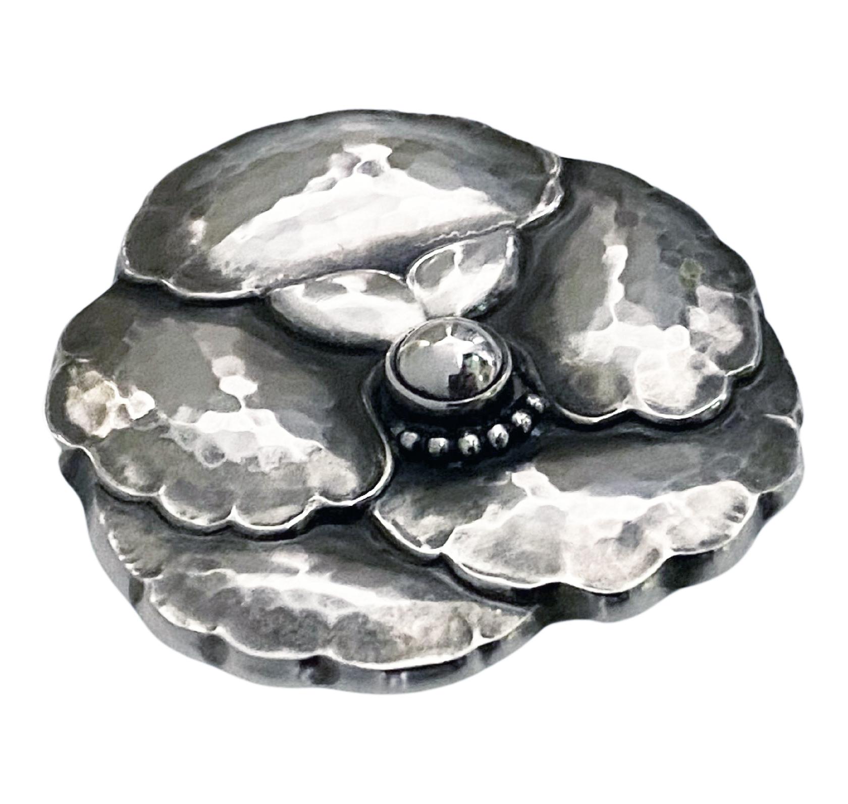 Georg Jensen Sterling Silver Flower Brooch # 113 In Good Condition For Sale In Toronto, ON