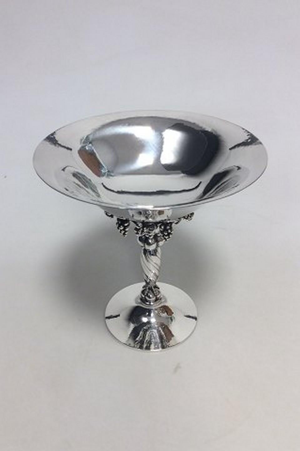 Georg Jensen sterling silver grape bowl no 263B.
Measures: 19 cm / 7 31/64 in. x 18.5 cm / 7 9/32 in. diameter
Weighs 605 g / 21.34 oz.
Item no.: 435493.