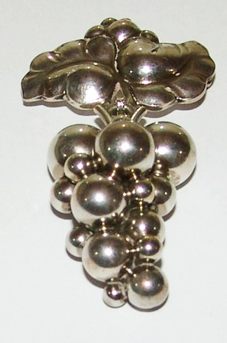 Georg Jensen Sterling Silver Grape Brooch # 217B. Measures 6,7cm (2 41/64 in.) and is in good condition. Weighs 32g / 1,15oz