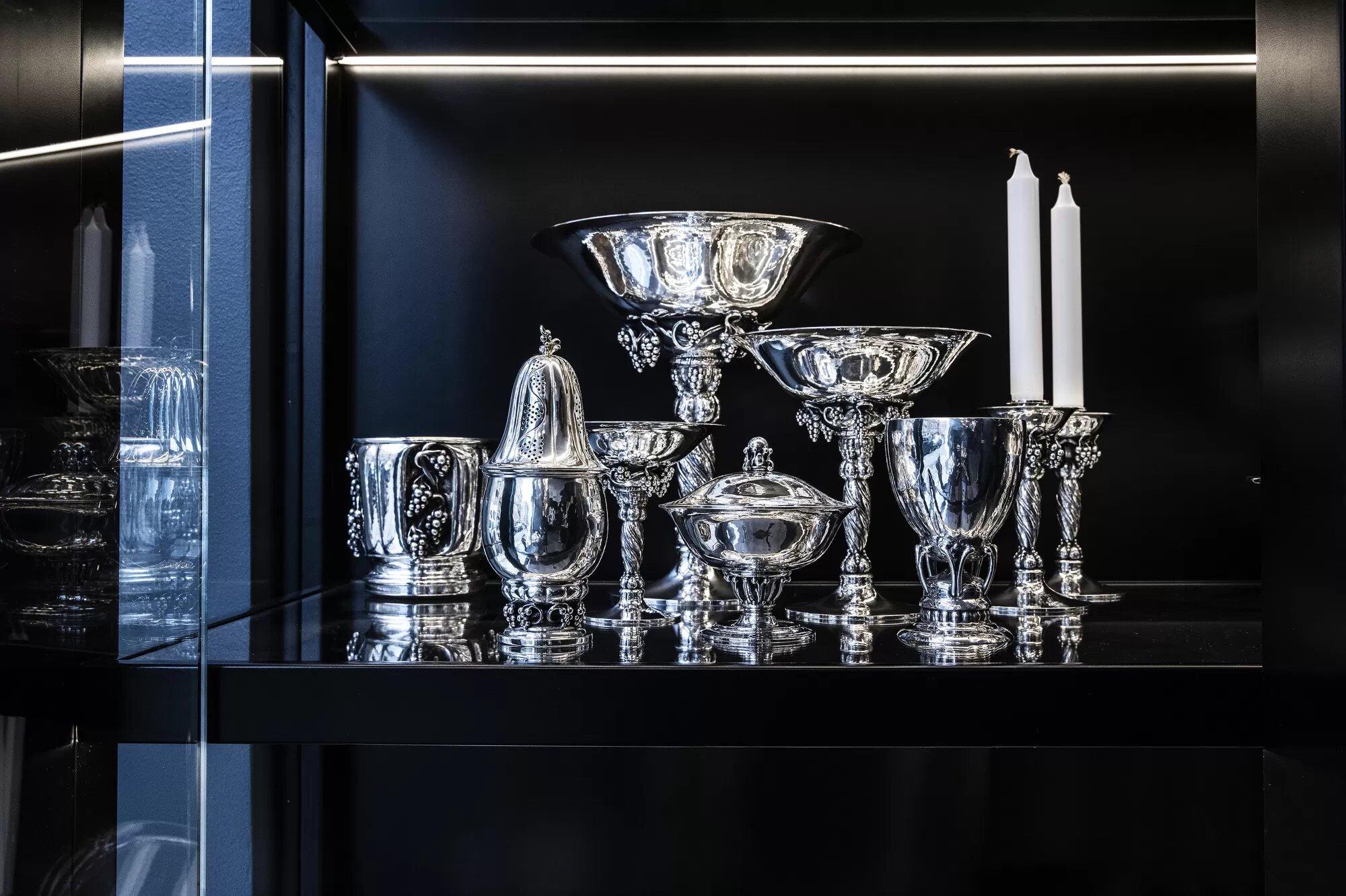 An early vintage Georg Jensen grapes tazza or footed bowl, design #264B, created by Georg Jensen in 1918. This piece is the largest size of its design and showcases exceptional craftsmanship. The intricate detailing on this prewar creation features
