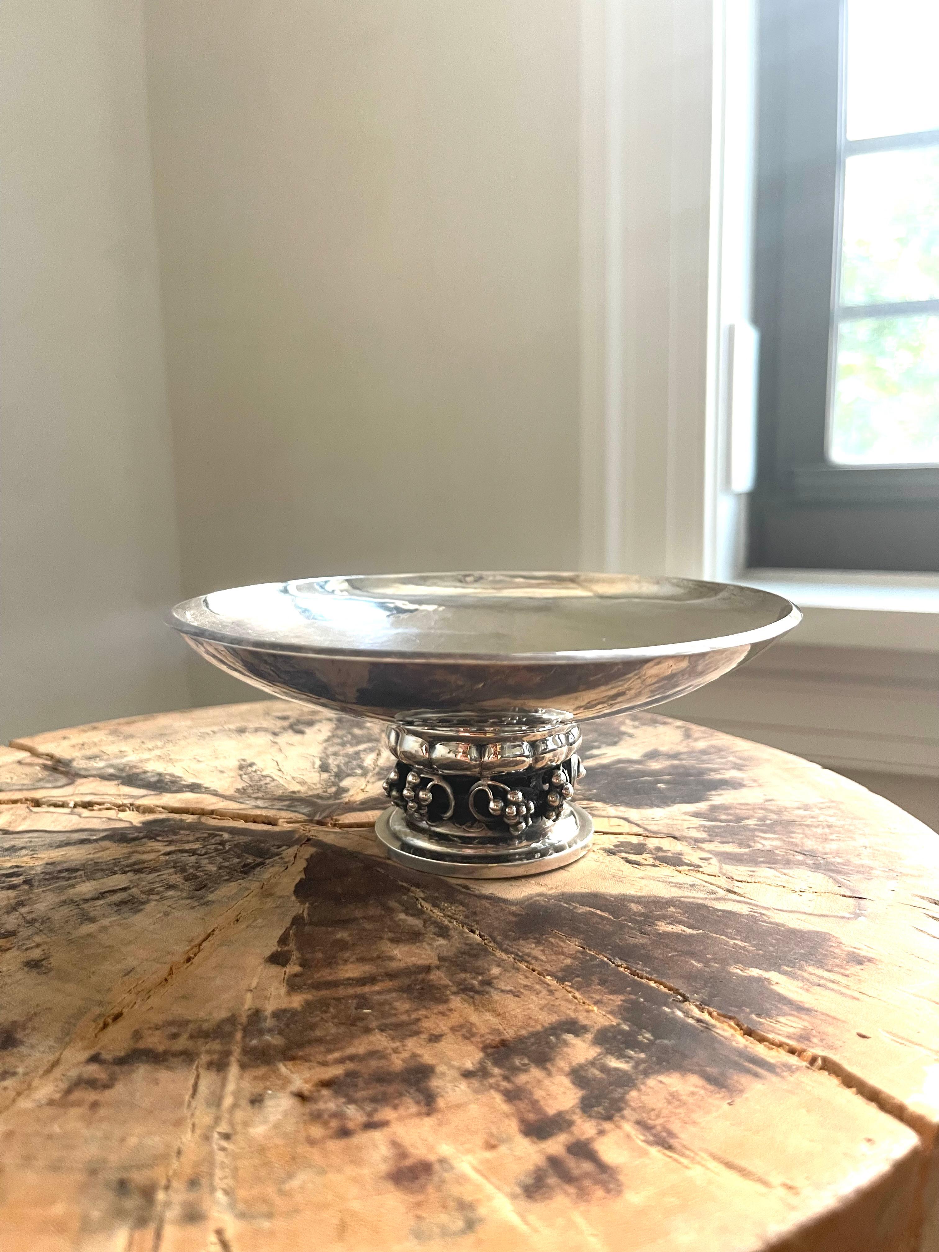 Moderno Georg Jensen Sterling Silver Grape Tazza Dish 296 E in vendita