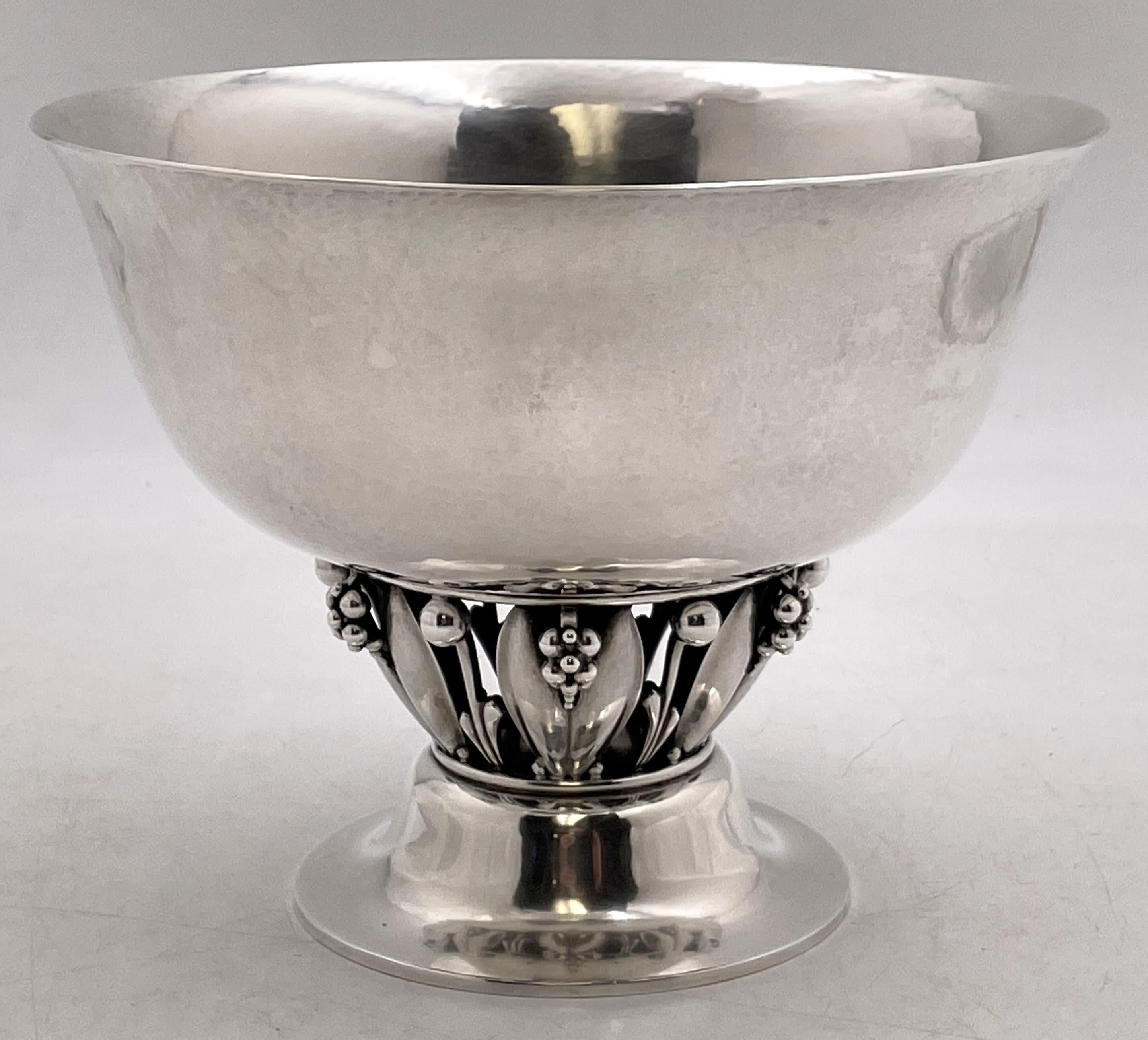 Ciotola centrotavola in argento sterling di Georg Jensen, modello numero 197A, splendidamente martellata a mano, con motivi naturali stilizzati che ricordano lo stile Art Nouveau e poggiata su una base circolare a gradini, risalente ai primi anni