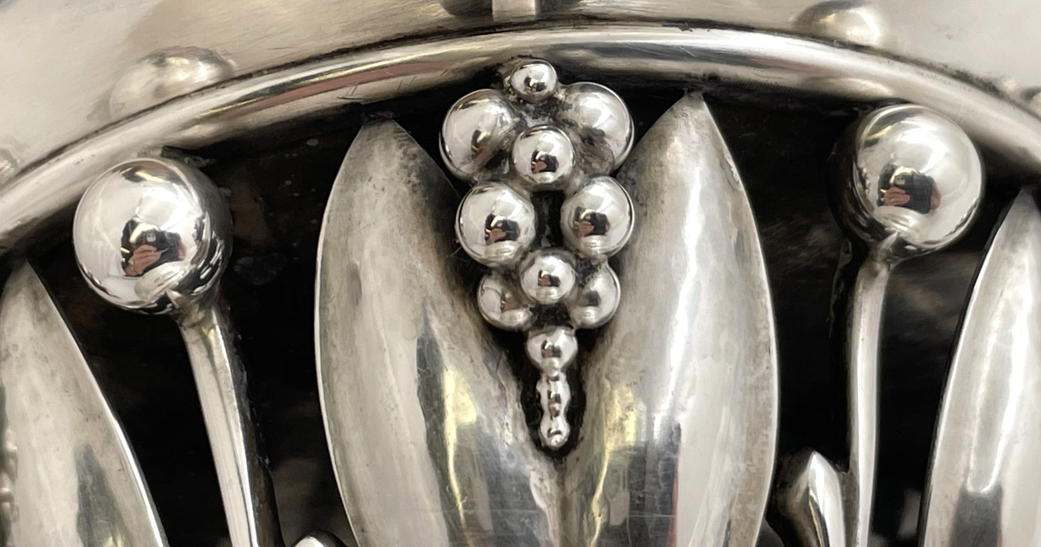 Ciotola centrotavola in argento martellato Georg Jensen #197A in stile Art Nouveau In condizioni buone in vendita a New York, NY