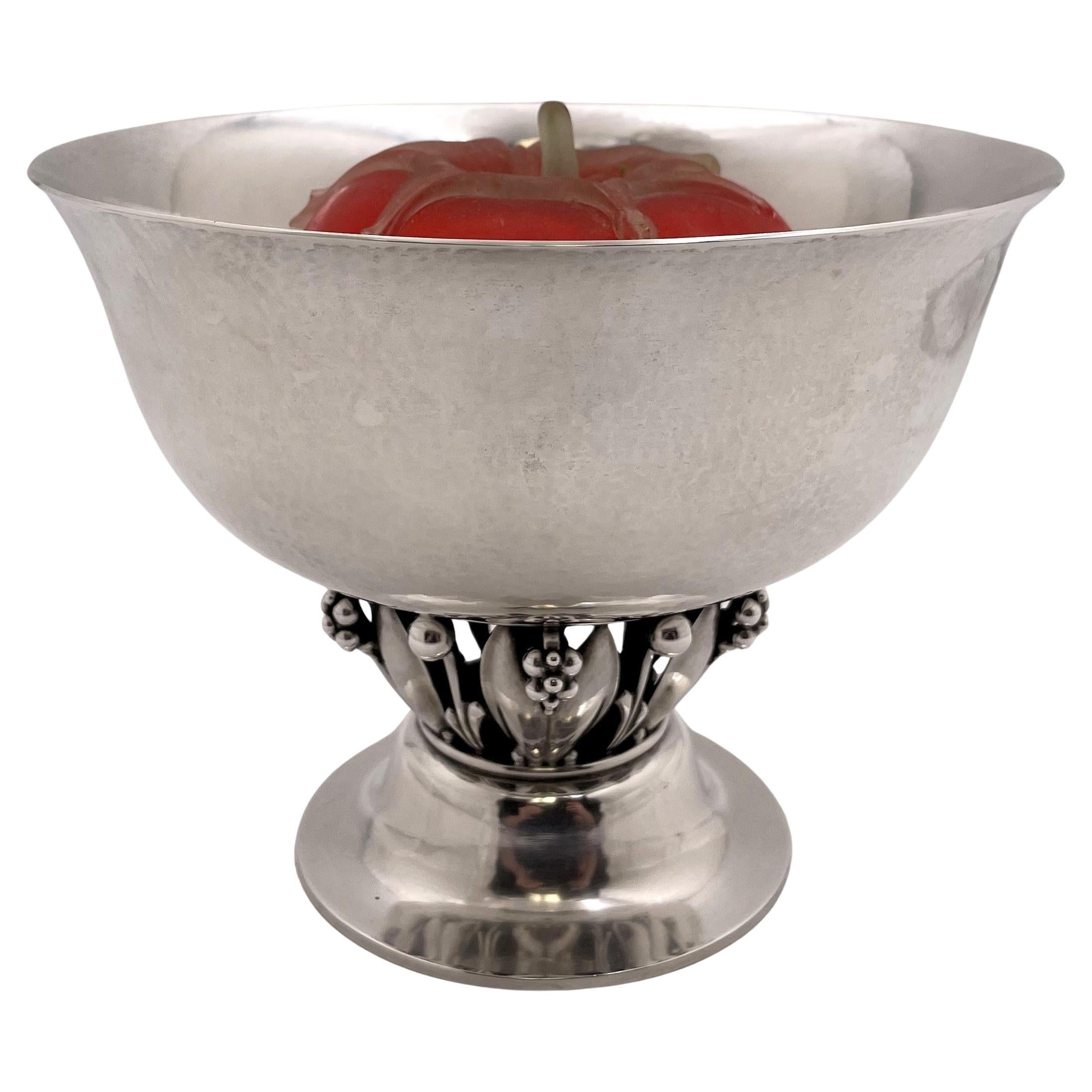 Ciotola centrotavola in argento martellato Georg Jensen #197A in stile Art Nouveau